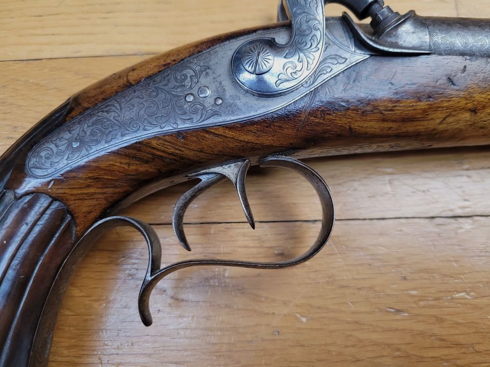 Wunderschöne Jagdpistole aus Damaststahl – Englischer Damasttyp mit sechs unüblichen Bändern – Kal. 28 – Lütticher Büchsenmacher um 1845 – Sehr schöner Renaissance-Schaft – Gravierte Pontcharra-Schlösser – Übereinanderliegende Läufe mit Haken – Ruten aus Walfischbein und Elfenbein – Ausgezeichneter Zustand!, Bild 22 von 25