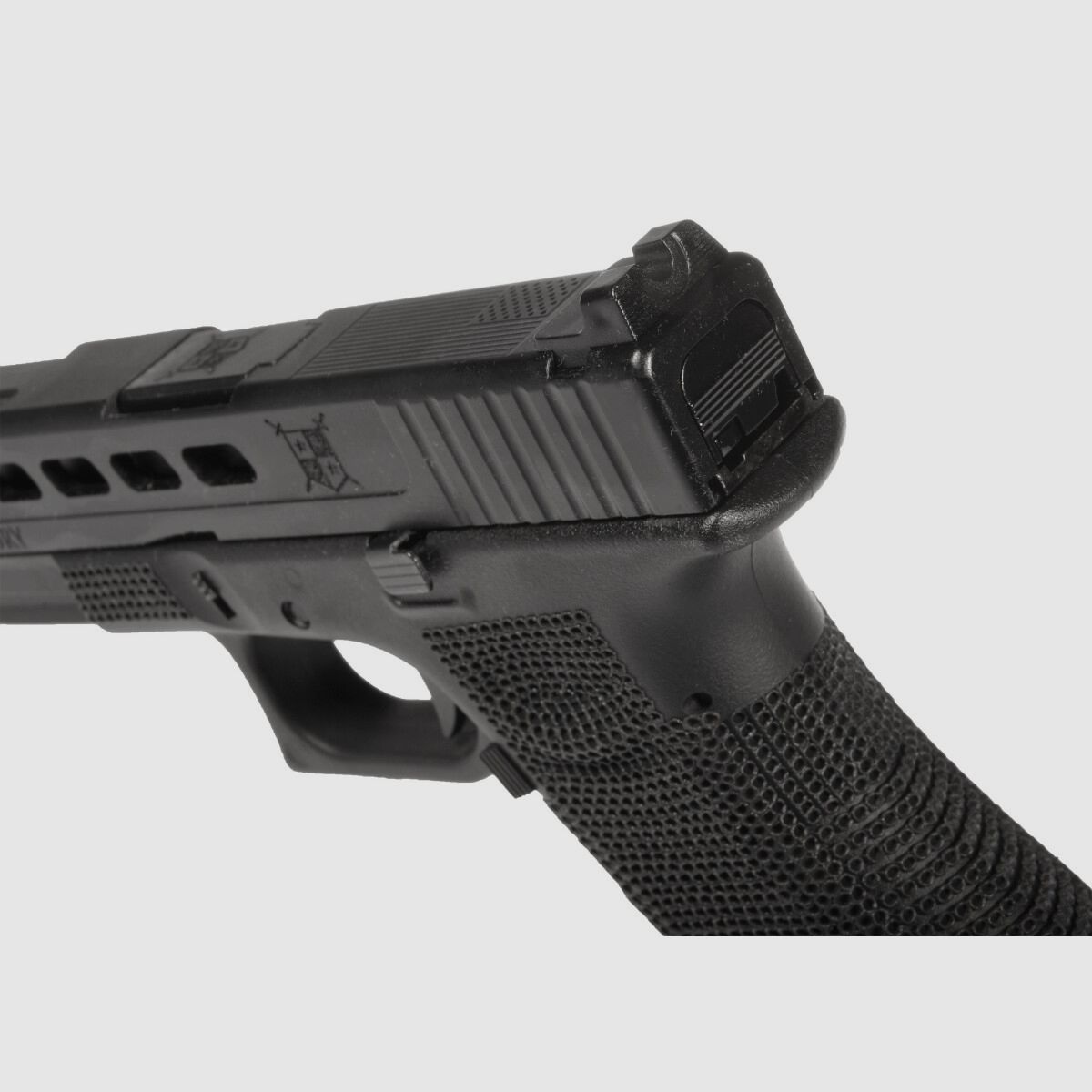 P06 GBB Airsoft Pistool met Grip Stippling in Zwart | Delta Armory
