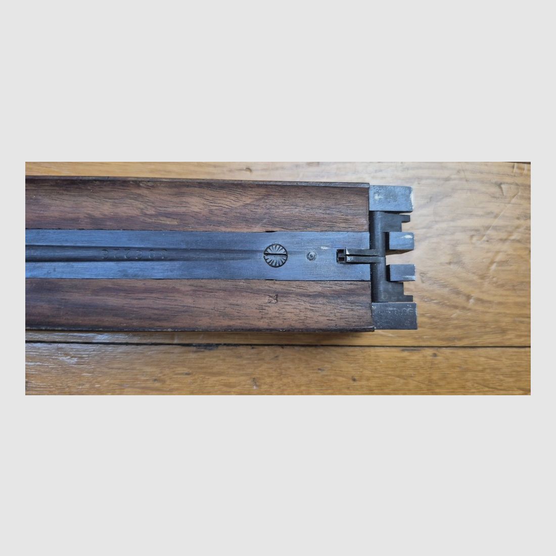 Wspaniała strzelba Robust model nr 246 – Manufrance Saint-Étienne – Kal. 16/70 – Broń z lat 1952/1954 (!) – 100% jaspage i grawerunki – Lufa lustro, prawie nigdy nie strzelana – Pełne oryginalne opakowanie (gwarancja, instrukcja, certyfikat próbny) – Stan bliski absolutnie nowemu przez te 72 lata! – Prawie muzealny eksponat – TBE+++, zdjęcie 48 z 56