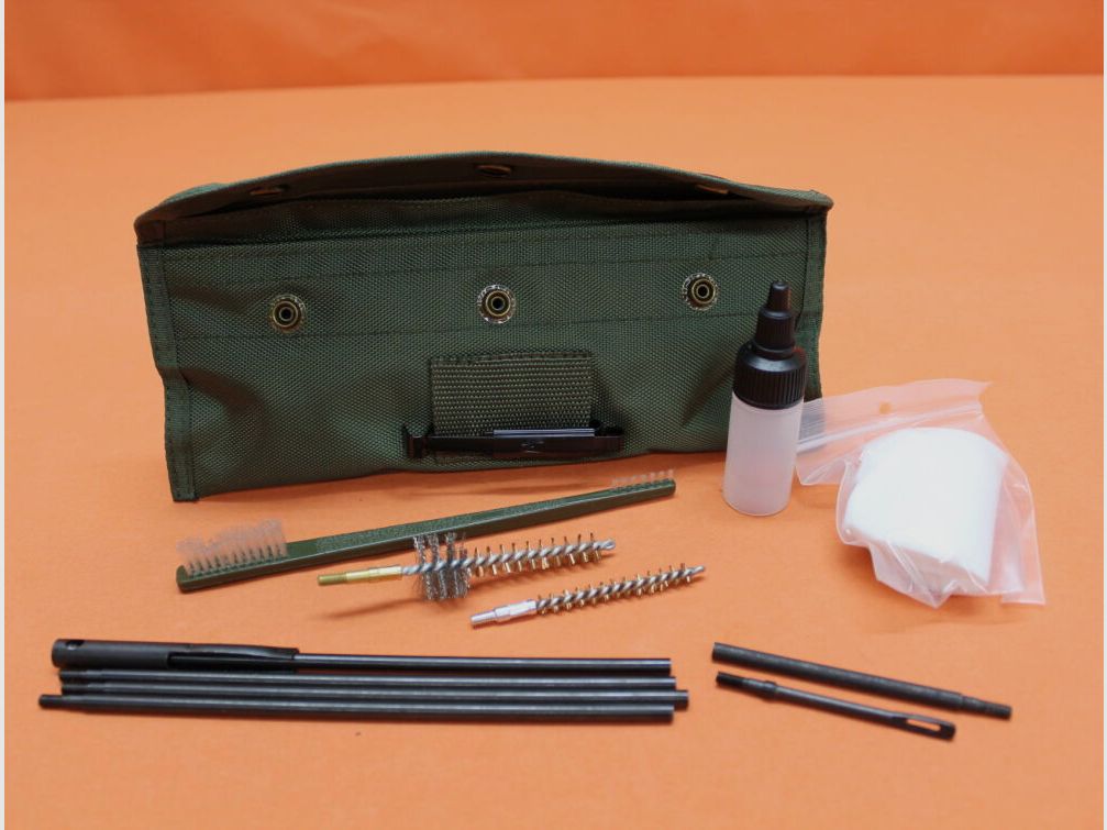 UTG - Leapers AR-15: Kit di pulizia UTG Modello 4/15 .223 (TL-A041) dispositivo di pulizia (Tipo USGI M16), incl. borsa in nylon
