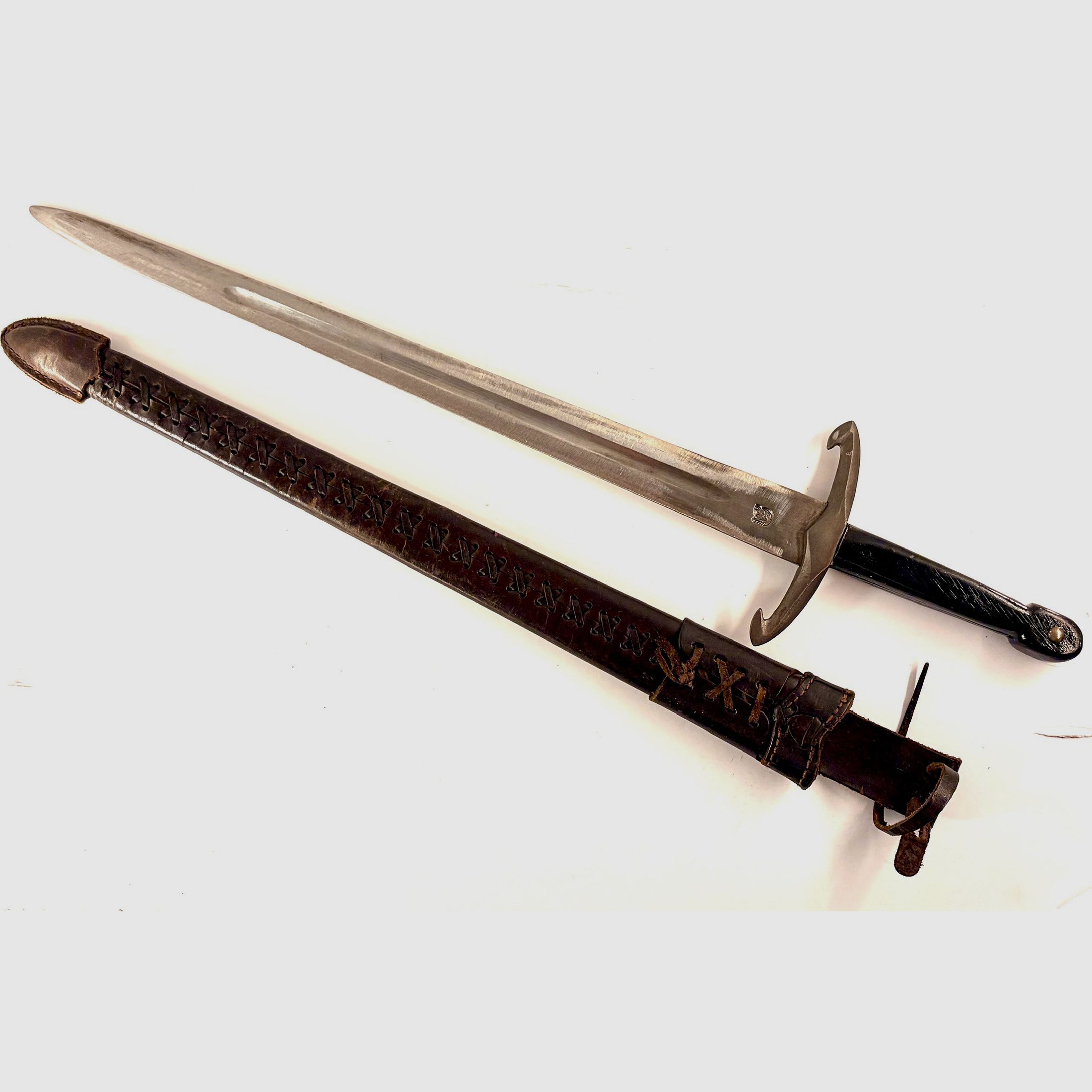 Set de armas y cubiertos medievales – espada de una mano, cubiertos y cuchillo vikingo