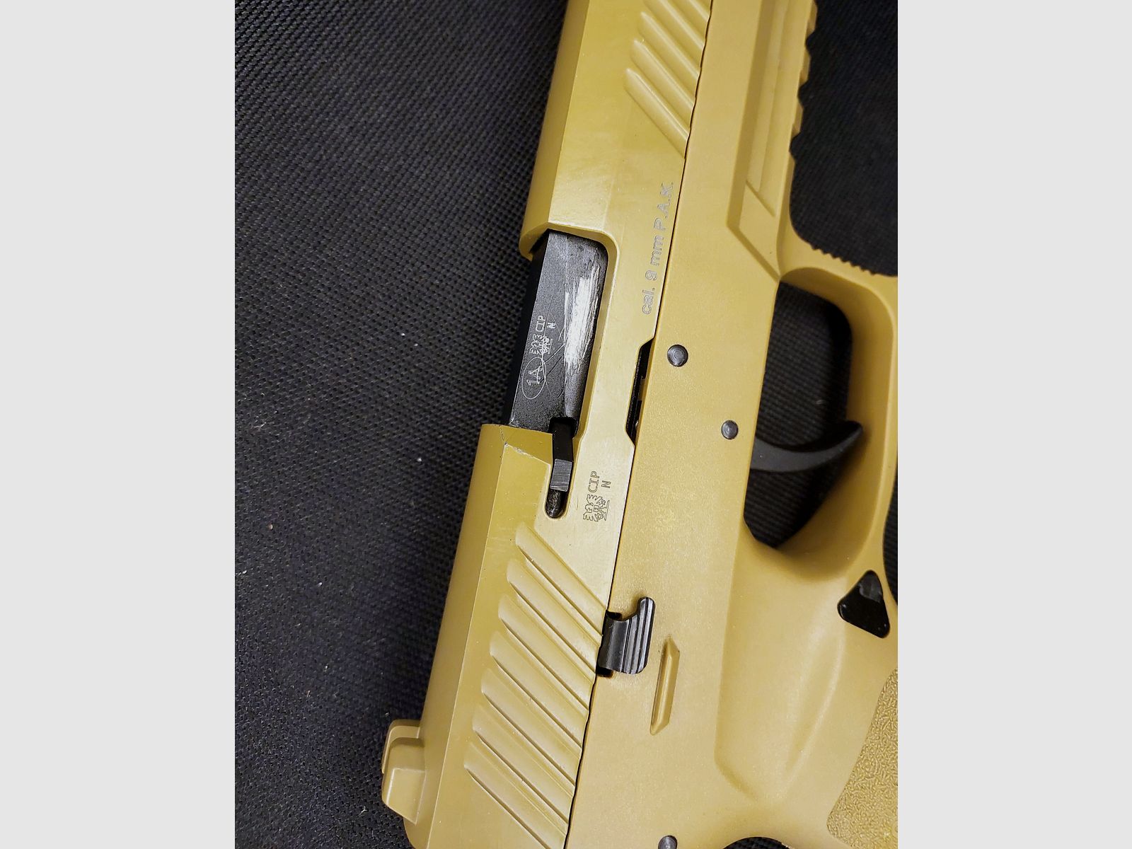 Sig Sauer P320 Schreckschusspistole im Kaliber 9 mm P.A.K. in der Tan / Dark Earth im originalen SIG-Koffer (PTB 1038)