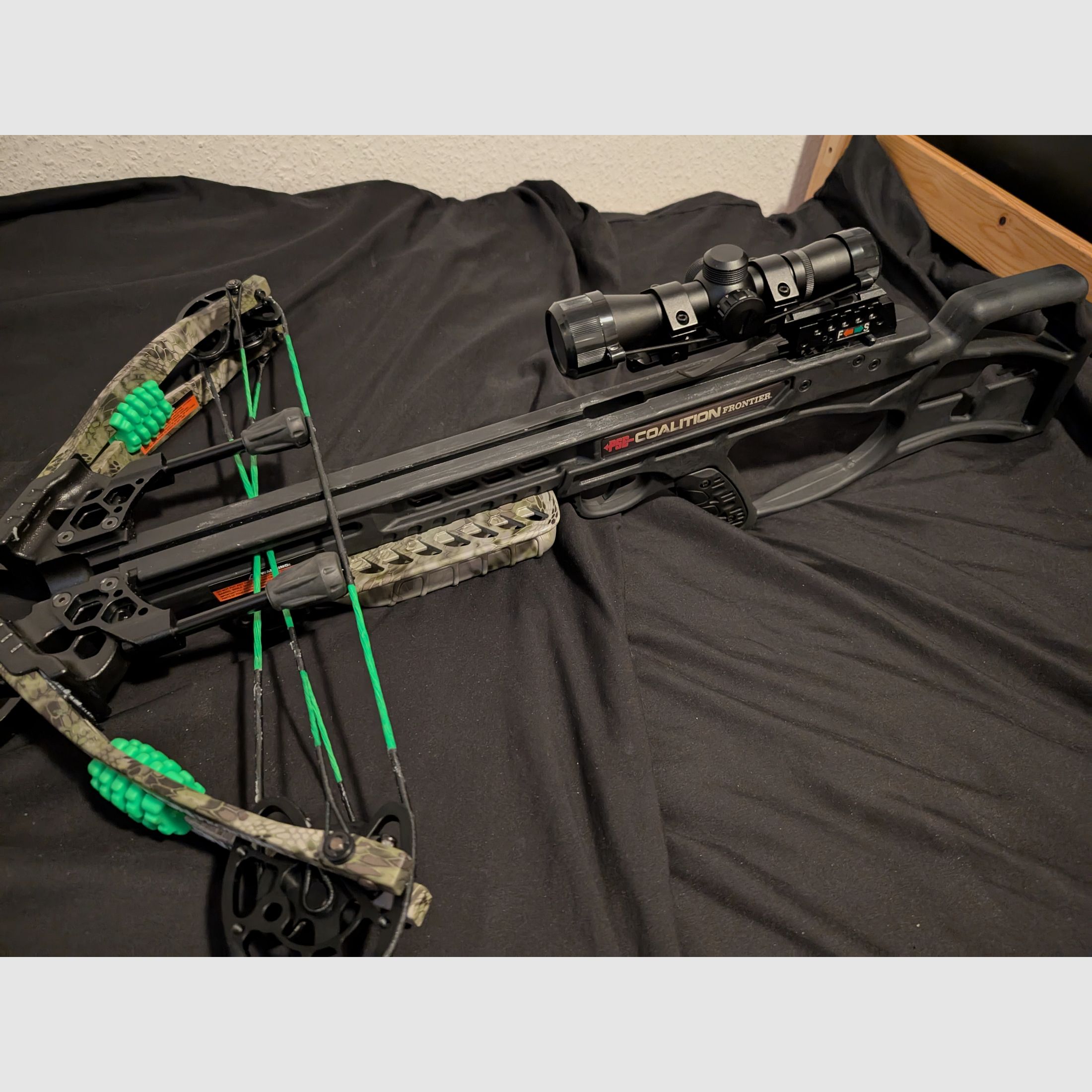 PSE Archery Compound Armbrust (190 lbs) + Visier 