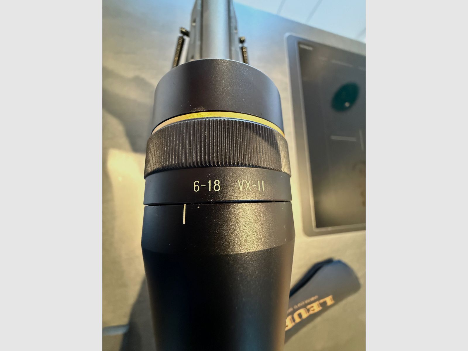 Fucile a ripetizione Remington 700 in calibro .223 REM con ottica Leupold 6–18 VX-II