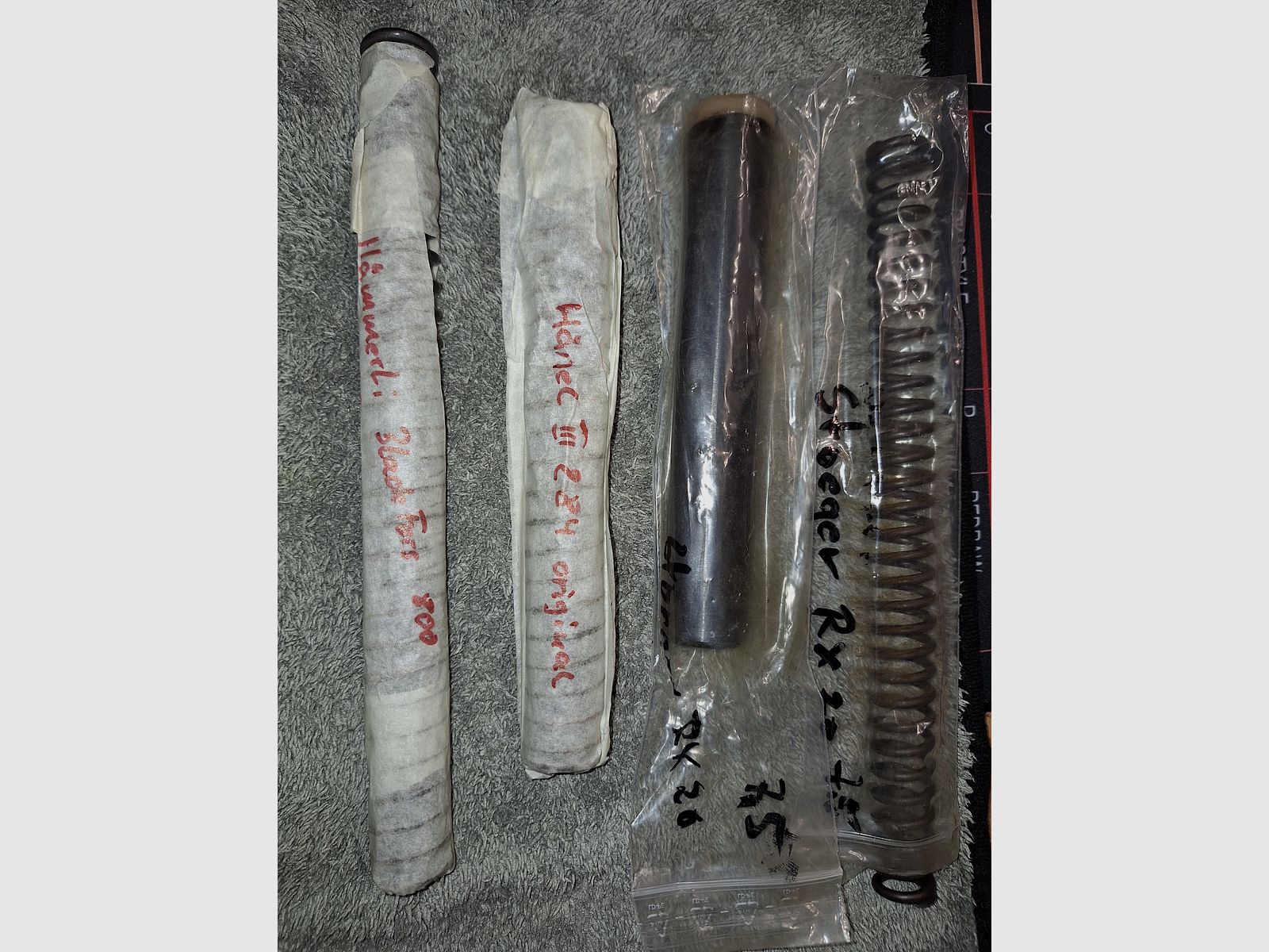 diverse Waffenteile und Zubehör