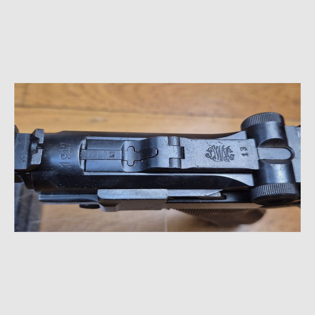 Sehr schöner Luger Artillerie P08 – Waffe von 1917 – Lauf 8 Zoll (20cm!) – Herstellung DWM – Vollständig monomatrikuliert (außer das Magazin, das ist aus der Zeit) – Kal. 9×19 – Seltene Visierung und Korn des zweiten Typs – Sehr schöne Griffschalen – Epochenbrünierung noch 80% – Wunderschöner Lauf – TBE+, Bild 1 von 32