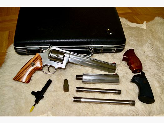 RARE DAN WESSON 744 VH, 6" and 8" barrel in case!