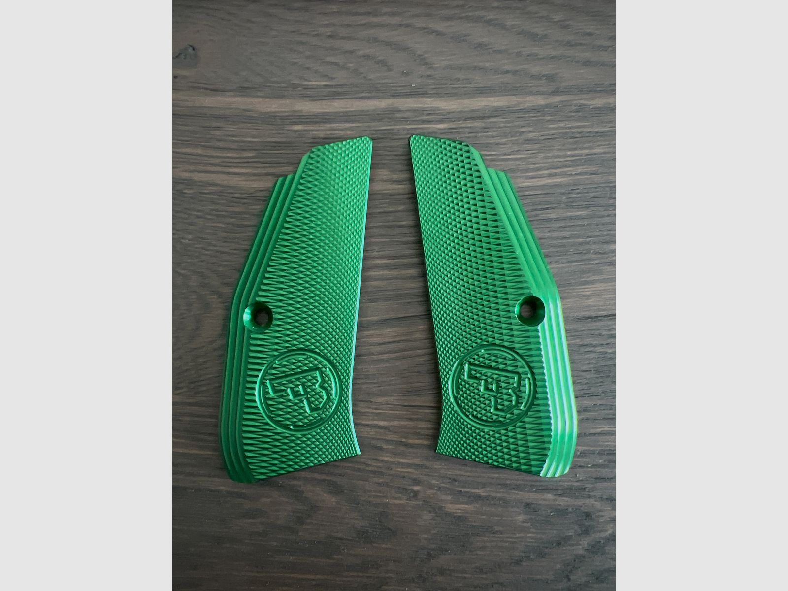 Original CZ Alu Griffschalen grün für CZ 75B & SP-01, CZ TS 2, CZ Shadow 2 lang