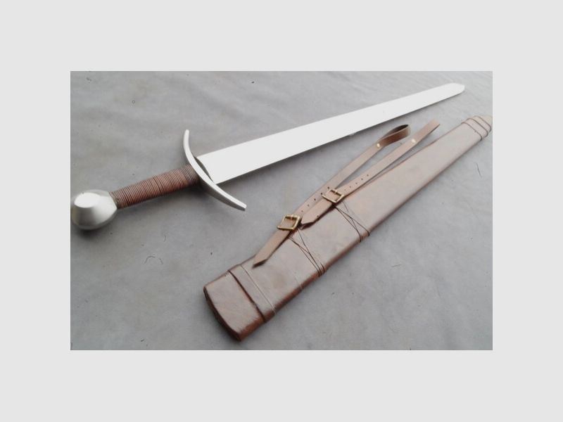 Mittelalterliches Kreuzritterschwert mit Holzscheide und Knebel in Tränen - Form