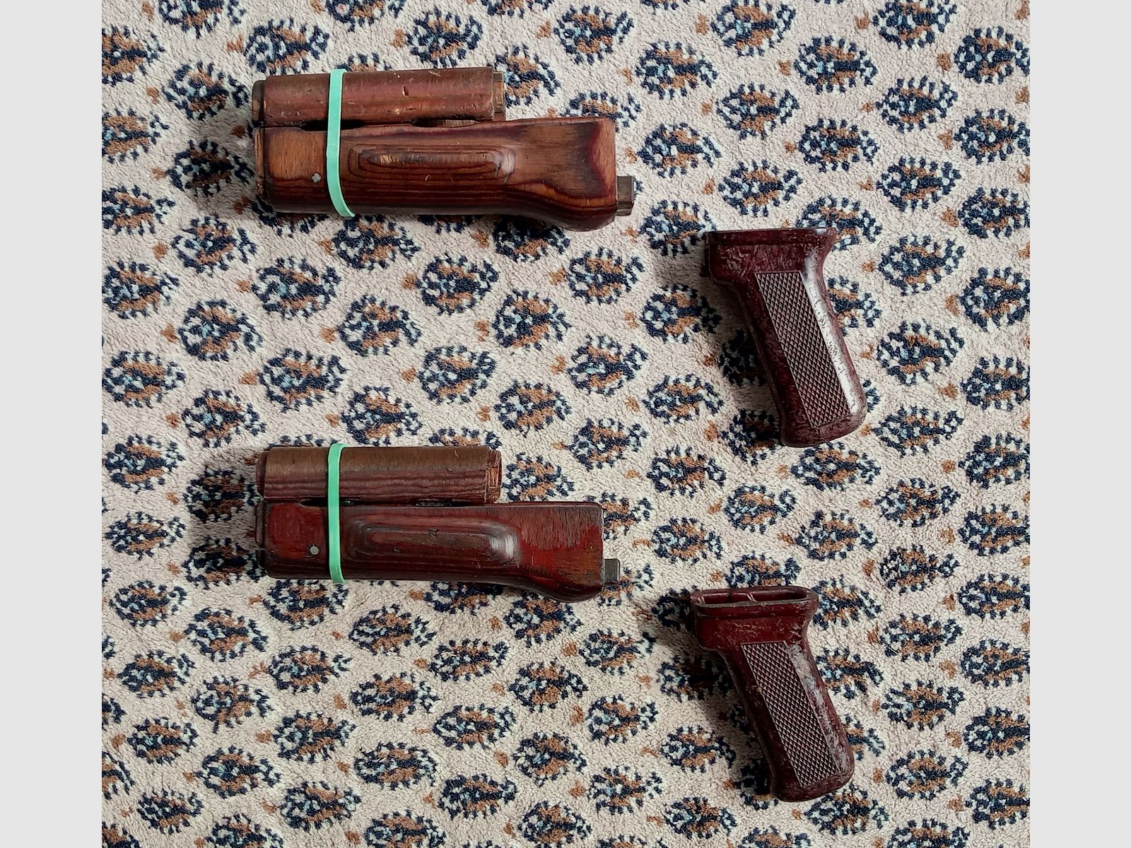 2 Sets Original Anbauteile inkl. Holz Laminat Handschutz und Bakelit Griff / AKM und AK74 