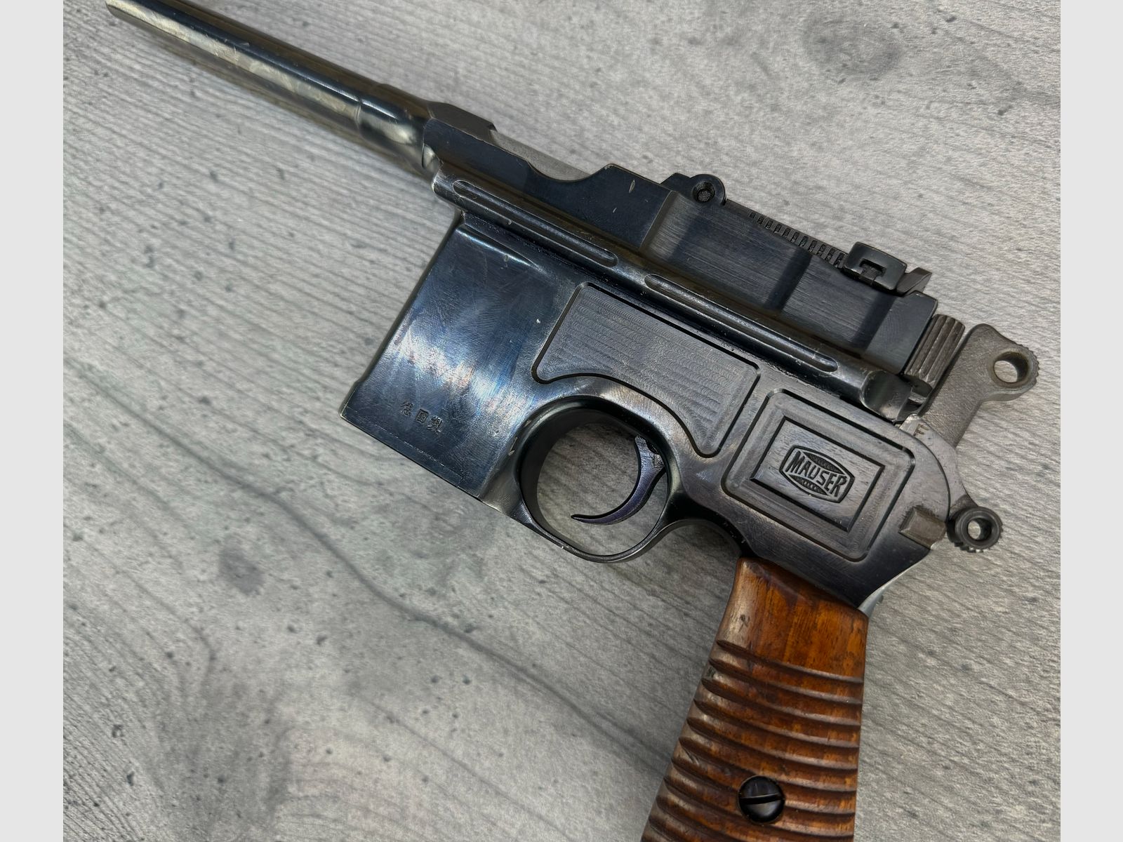 Mauser C96 + soporte de madera + funda de cuero + 1 cargador + varilla de limpieza