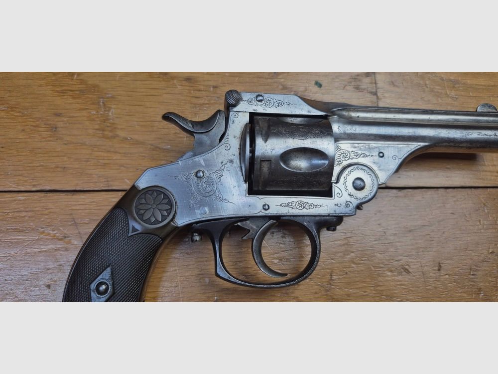 Très beau revolver genre Smith&Wesson Top Break – Belle imitation par un bon fabricant belge du Smith & Wesson .38 Double Action 2° ou 3° Modèle – Cinq coups – Cal. 380 Poudre Noire – Arme distribuée au catalogue de Manufrance de 1890 – Oxydations de surfaces sur de belles gravures – Belles plaquettes et belle présentation – Excellent mécanisme simple et double action – Très bonne mécanique – Canon très bon – BE+/TBE, image 20 sur 24