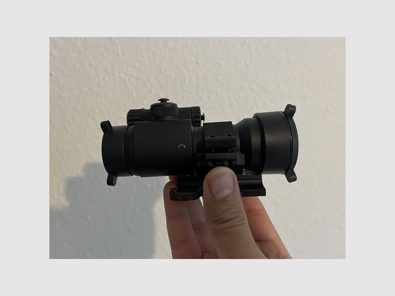 Rotpunkt sieht aus wie Aimpot Comp M3 oder M4 mit Throw Lever Ring Schnellmontage.