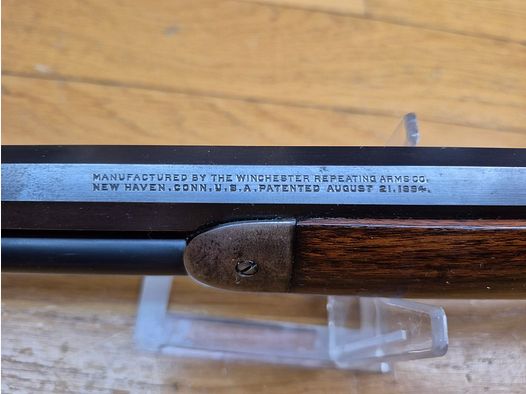 Bardzo piękna Winchester Model 1894 – Wersja karabinu z ośmiokątną lufą (!) – Wyprodukowana przez Winchester New Haven w 1919 roku – Drewno w doskonałym stanie – Wspaniała lufa – Niezawodny mechanizm – Wspaniały diopter Lyman N° 2 z epoki – Bardzo ładne oznaczenia na pięknym oksydowaniu – Wspaniały przedmiot kolekcjonerski! – TBE ++