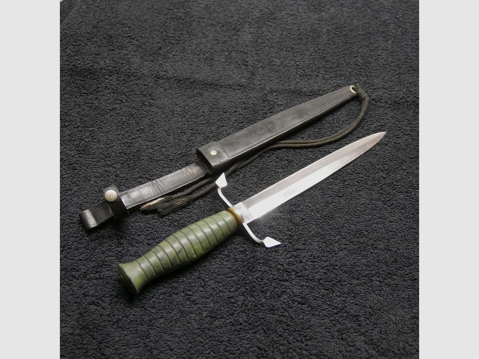 Dolch con funda de cuero, mango verde, antigüedad desconocida