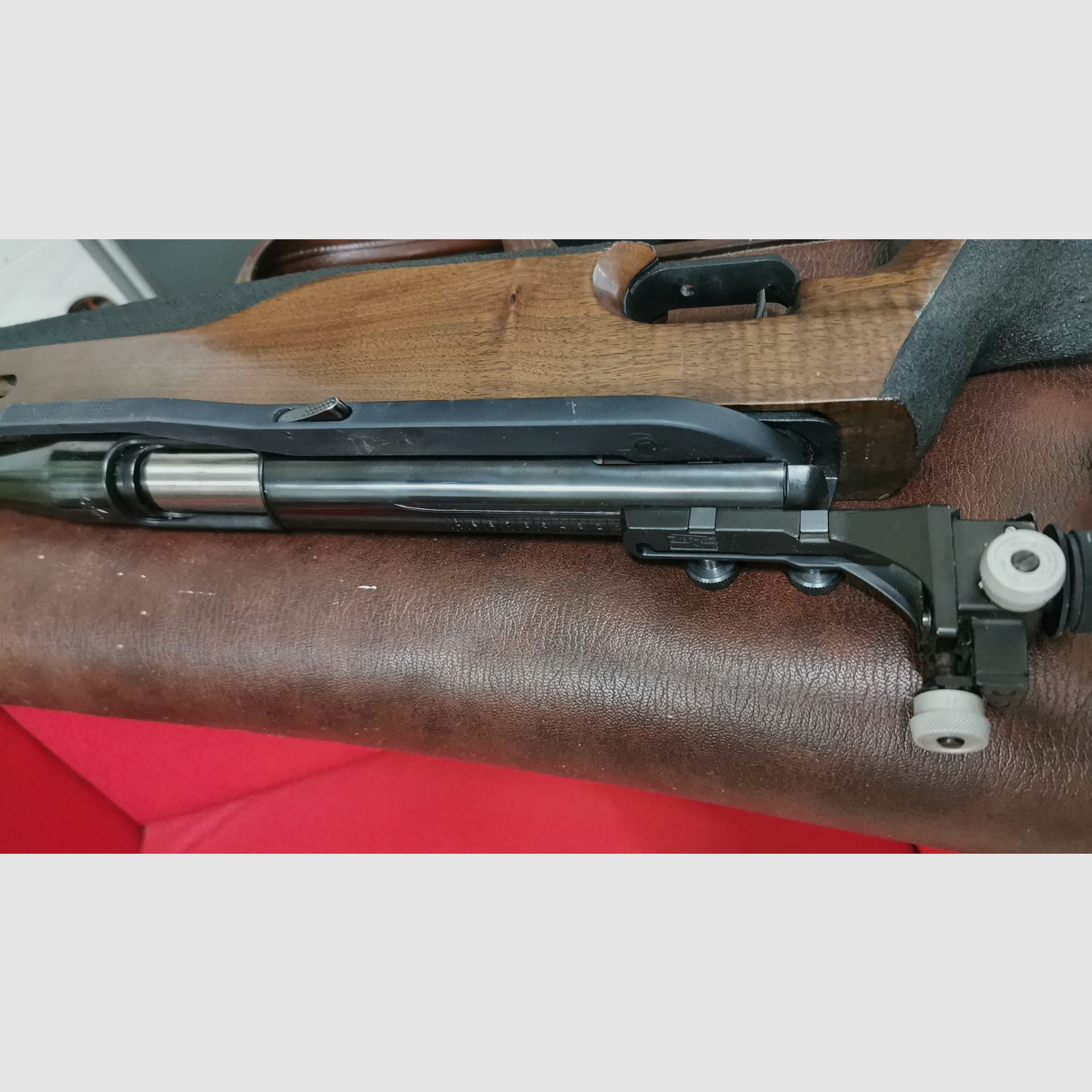 Konvolut Luftdruckwaffen, 1 Gewehr, 2 Luftdruckpistolen