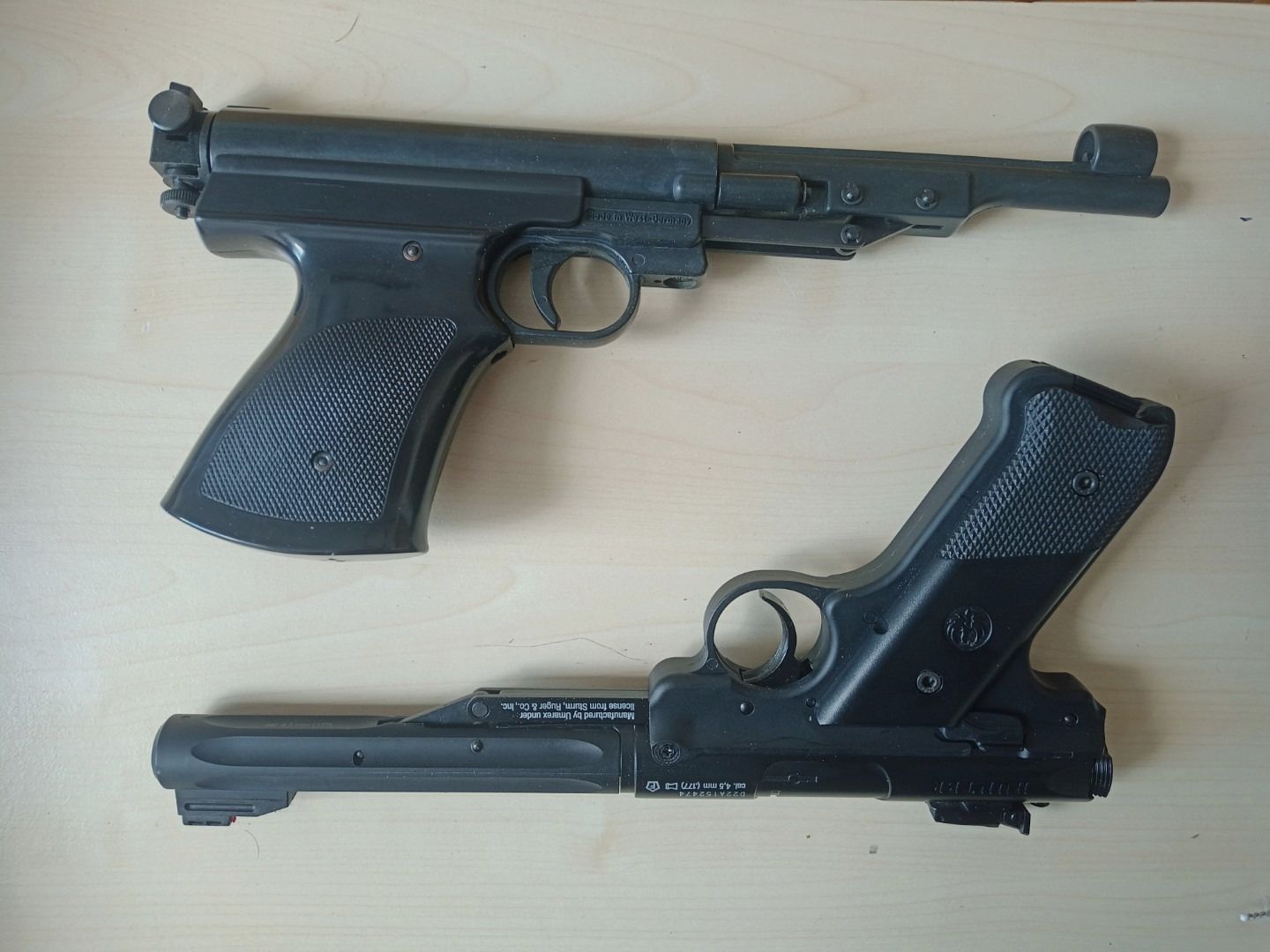 Ruger Mark IV und Record LP3 mit Kugelfang und Diabolos.