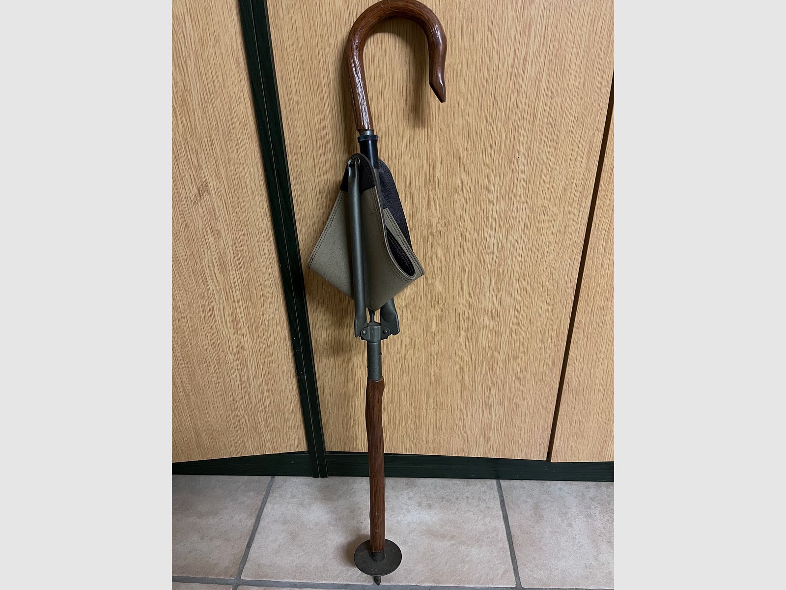 Sitzstock mit elegantem gebogenem Holzgriff