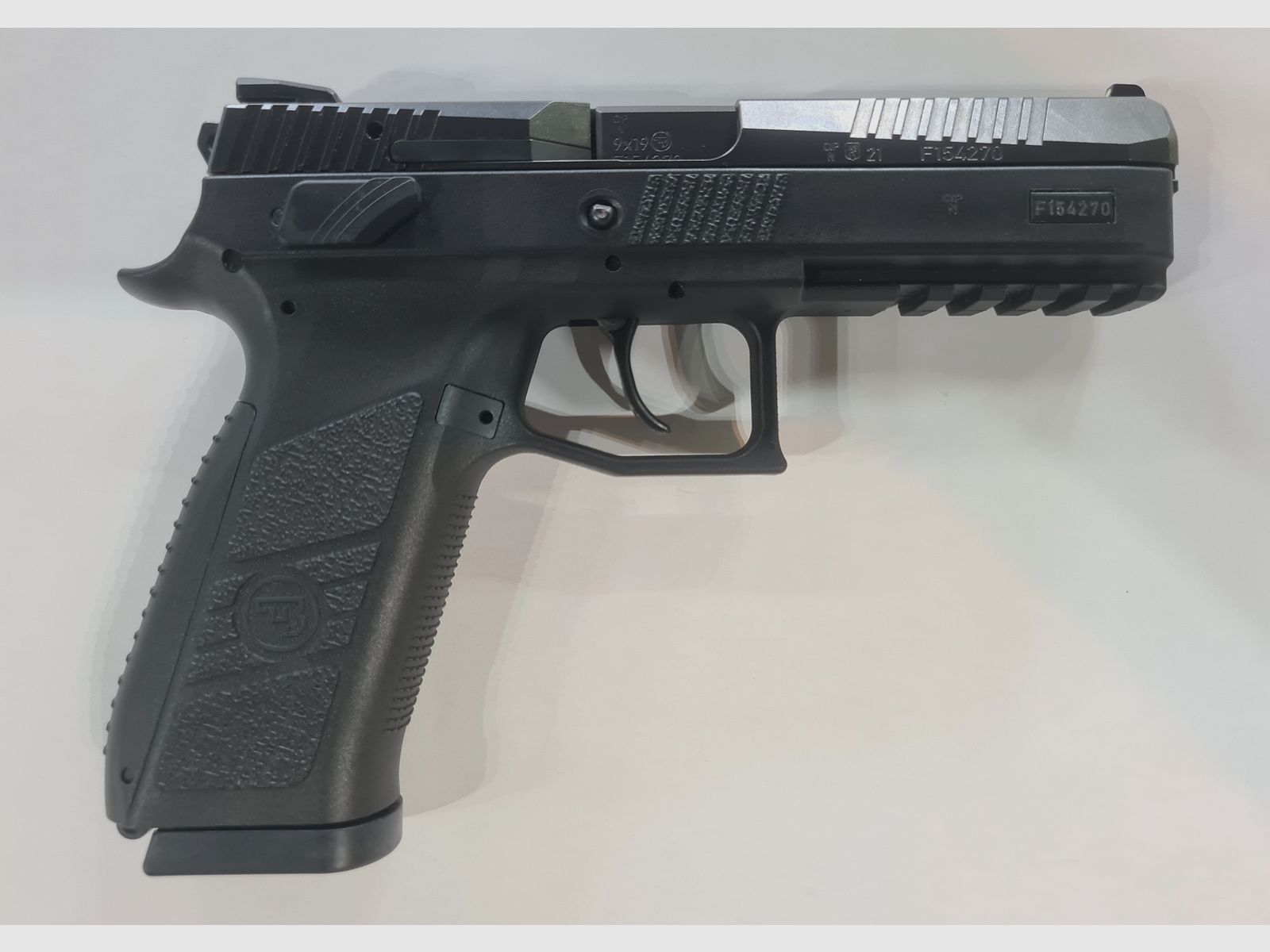 Pistola semiautomática CZ P-09 cal. 9x19mm DECOKING + MANUAL SAFETY USADA, ESTADO IDEAL, JUEGO COMPLETO COMO PARA UN EJEMPLAR NUEVO, MUELLE SUSTITUIDO POR EEMANN TECH, imagen 2 de 3