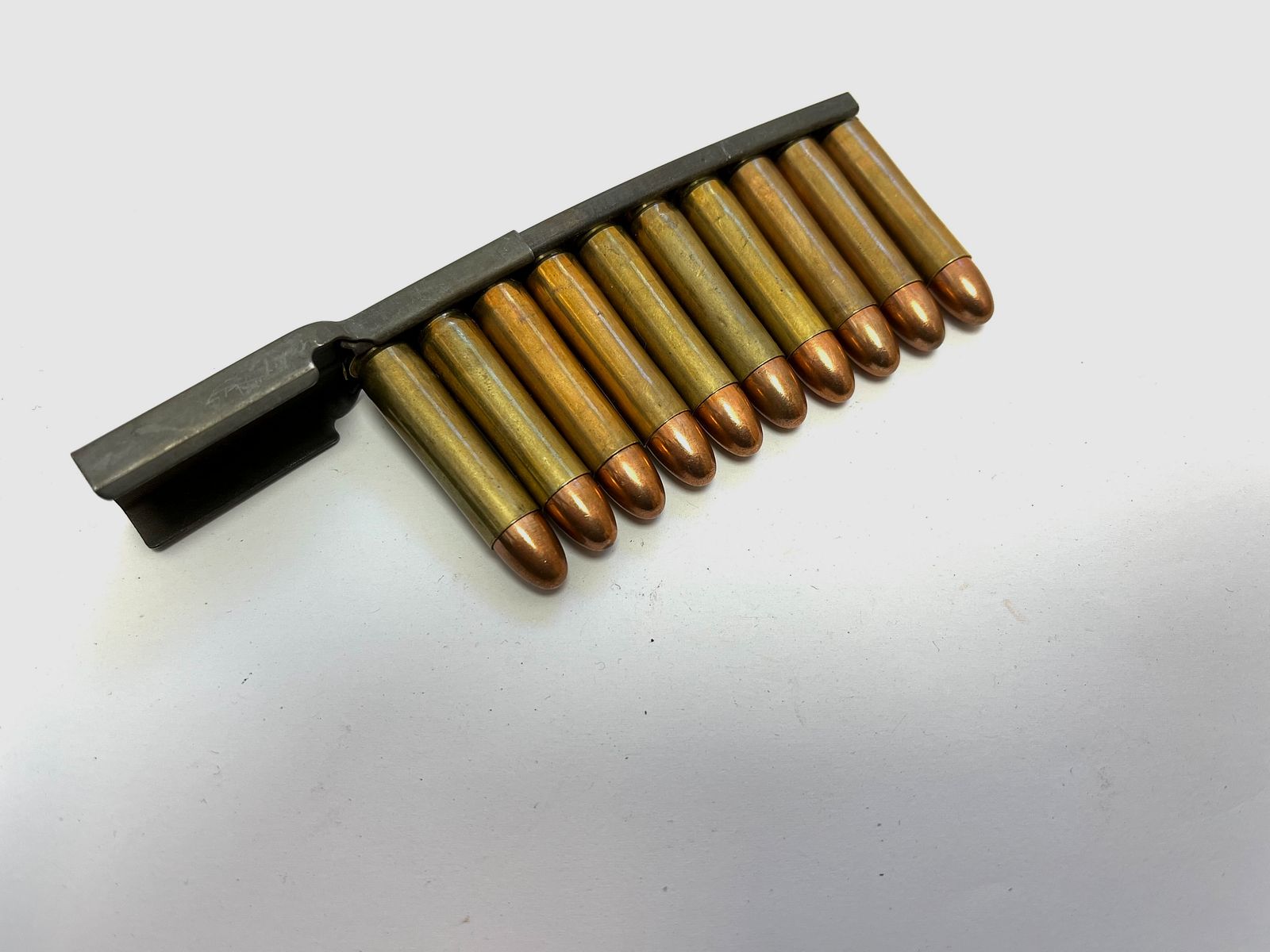••• US M1 .30 Carbine Ladestreifen mit Ladehilfe + 10 Stk. .30 Carbine Dekopatronen •••