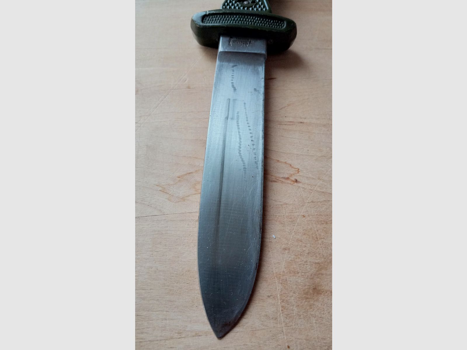 Original travel knife from Hubertus Solingen from the Cold War, based on the BW combat knife and visually inspired by the HJ travel knife.