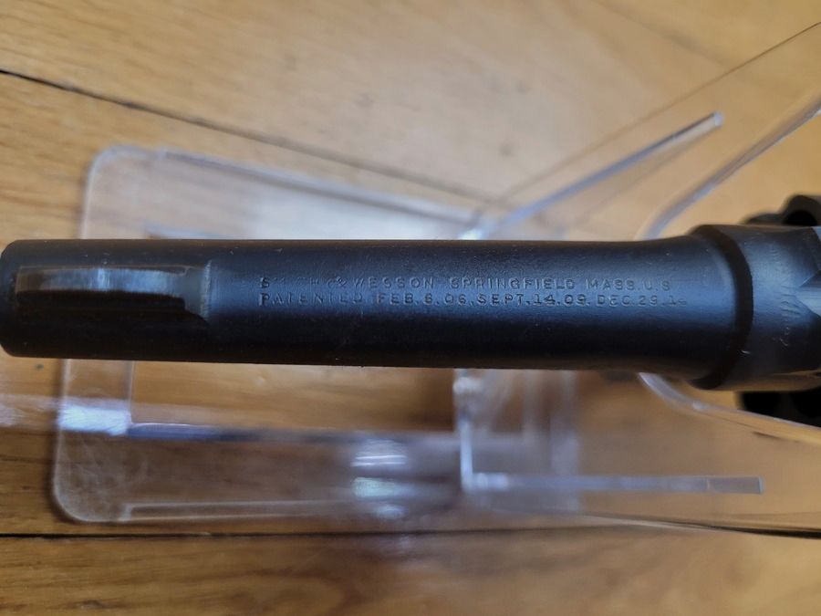 Seltener Revolver Smith & Wesson Victory – 4 Zoll und Kal. 38 SP (nicht 38-200! Nicht 38SW!) typischer US Navy – Die Waffe von Greg. „Papy“ Boyington und den Kopfjägern der VMF 214! – Reguläres BOYT US NAVY Holster von 1943 – Sehr schönes Set für eine historische und symbolträchtige Waffe! TBE+, Bild 21 von 34