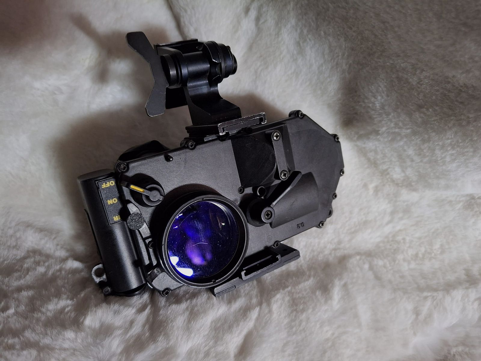 Nachtzichtversterker met helm- en hoofdbevestiging