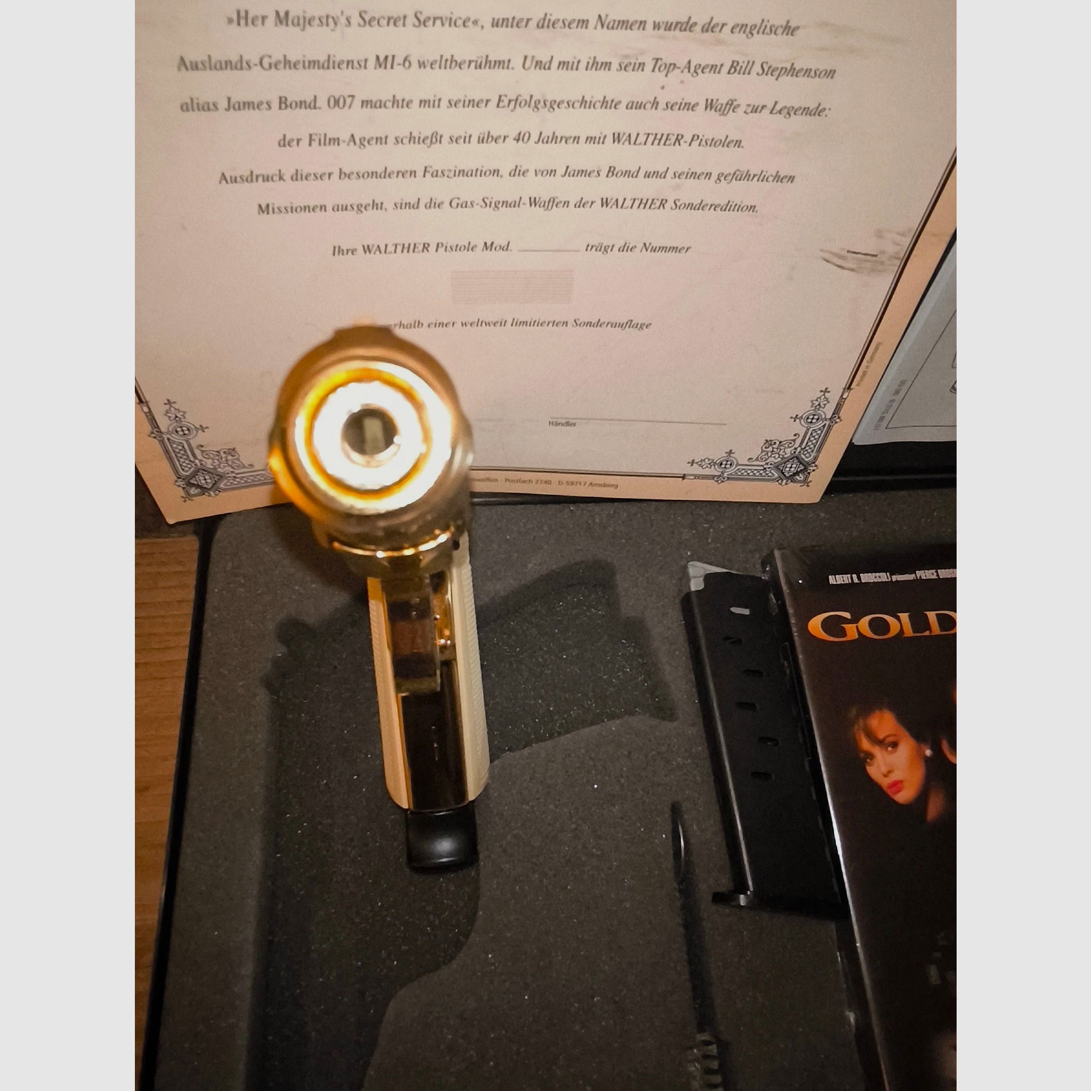 ⚠️ Achtung Sammler & James Bond Fans, Echte - Rarität aus den 1990er Jahren - Vitrine Stück-Limitierte Sonderedition Walter PP Gold - GoldenEye mit Weißen Griffschalen & Zertifikat & VHS Kassette sowie zusätzlichen Magazin mit Flachen Magazinboden, Ungeschossen Tadellosen top Zustand, Absolut Neuwertig!! Kaliber 9mmPAK, PTB - 620   