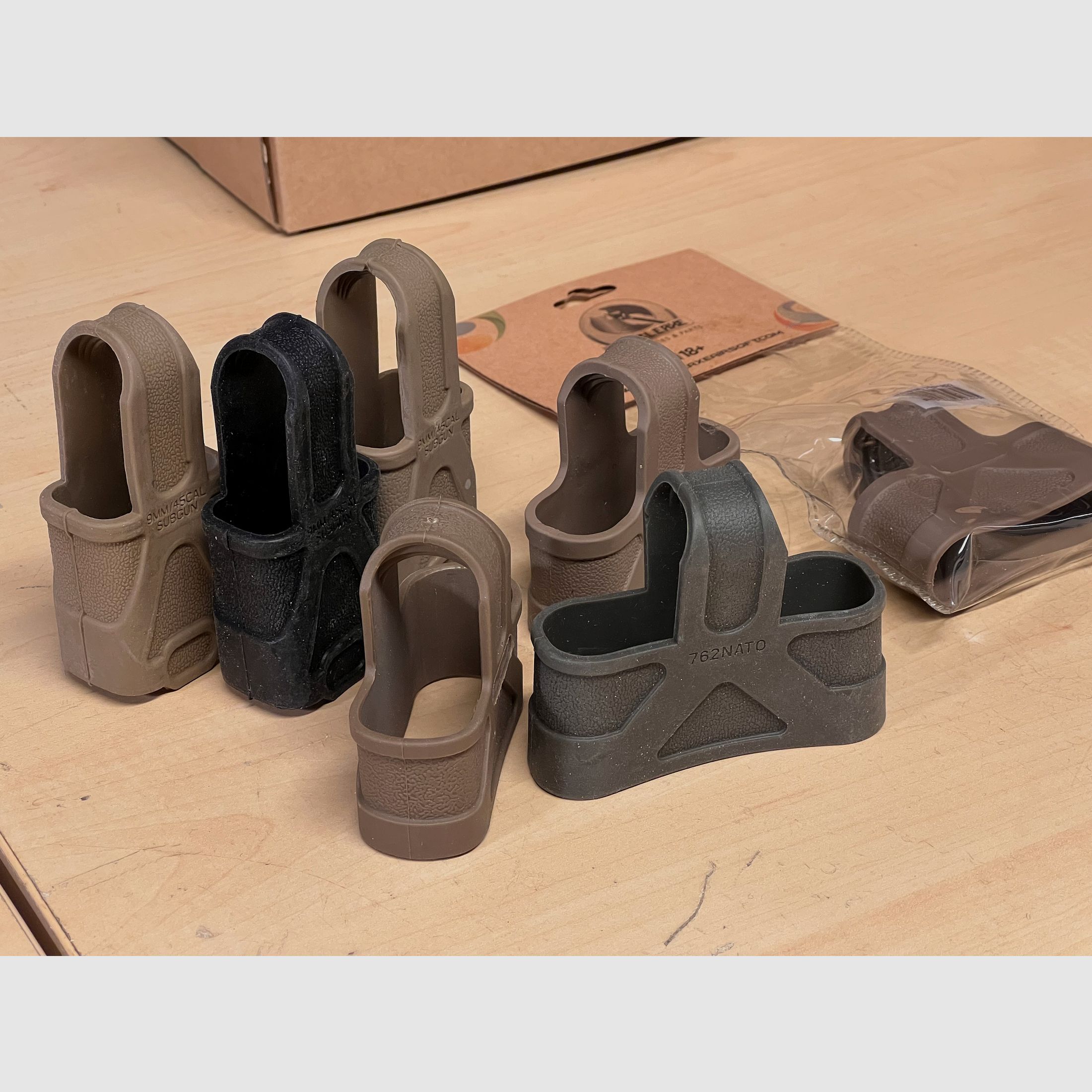 Konvolut verschiedener Magazin Schnellziehhalterungen gummiert für MP5, M4 & SR25