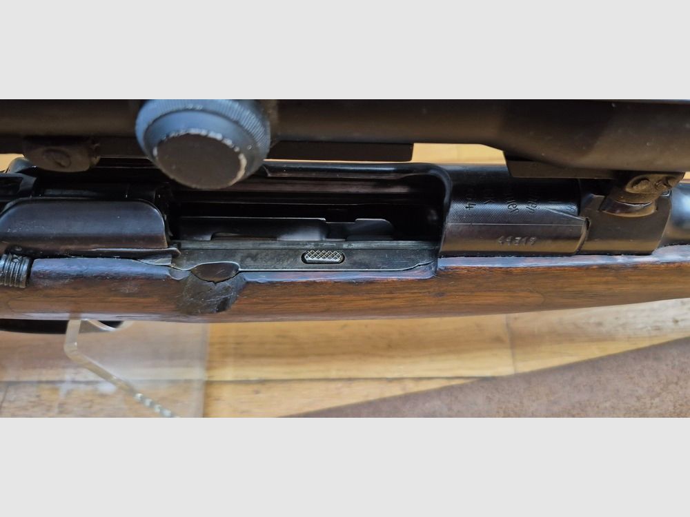 Schöne Steyr Mannlicher Schönauer Büchse — Modell « GK » — Kal. 7×64 — Waffe geprüft 1963 — Deutscher Abzug — Gutes Holz — Vorderschaft repariert und geflickt nach Bruch, aber perfekt stabil — Exzellente Mechanik — Sehr guter Lauf — Stahl-Zielfernrohrmontage — Zeiss Diavari 1.5 – 6 x 42 — TBE außer Flicken, Bild 25 von 43