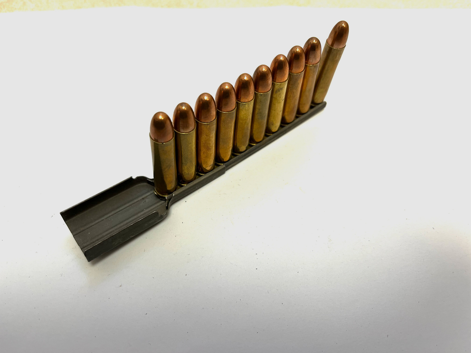 ••• US M1 .30 Carbine laadstrip met laadhulp + 10 stuks .30 Carbine decoratiepatronen •••