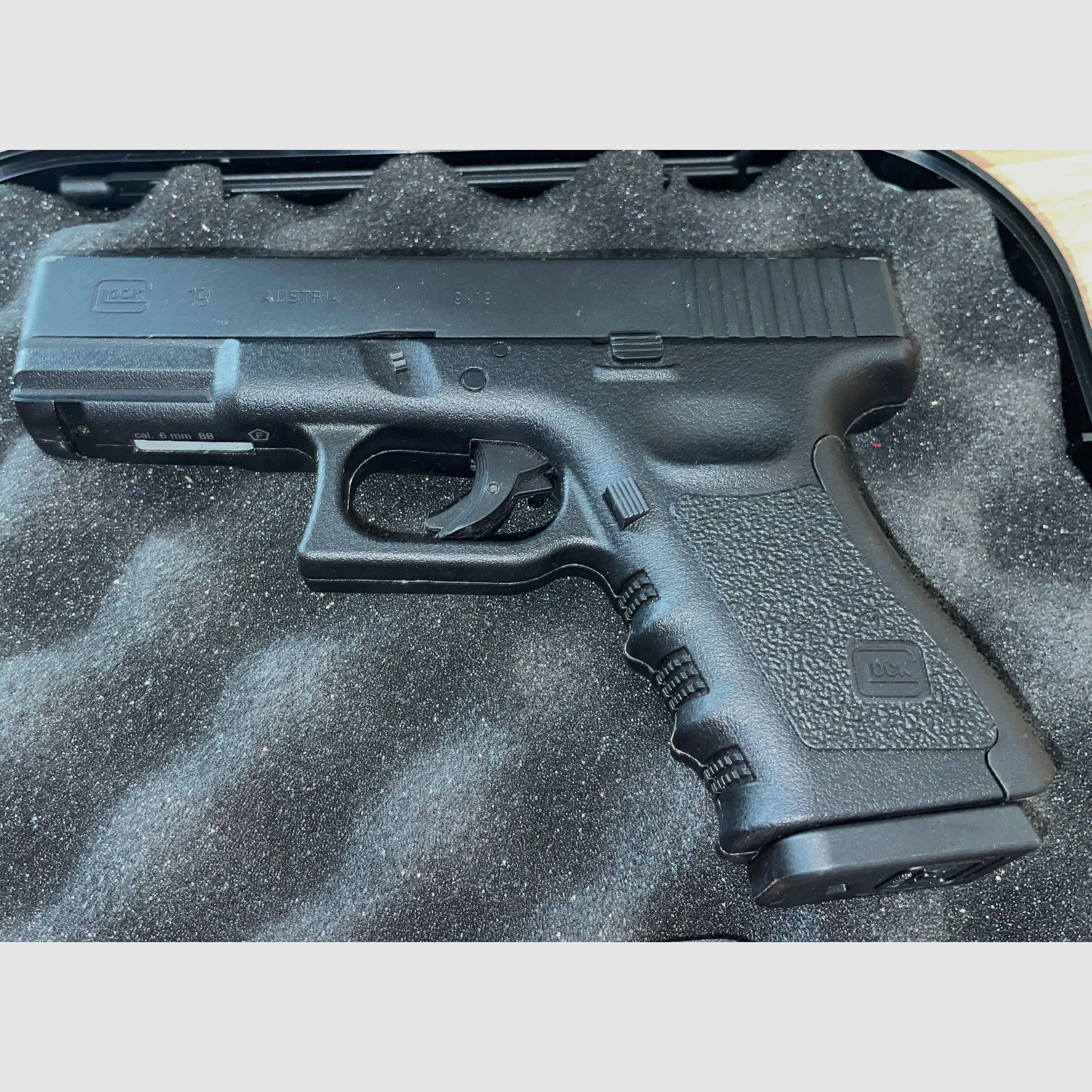 Glock 19 CO2 pistol by Umarex