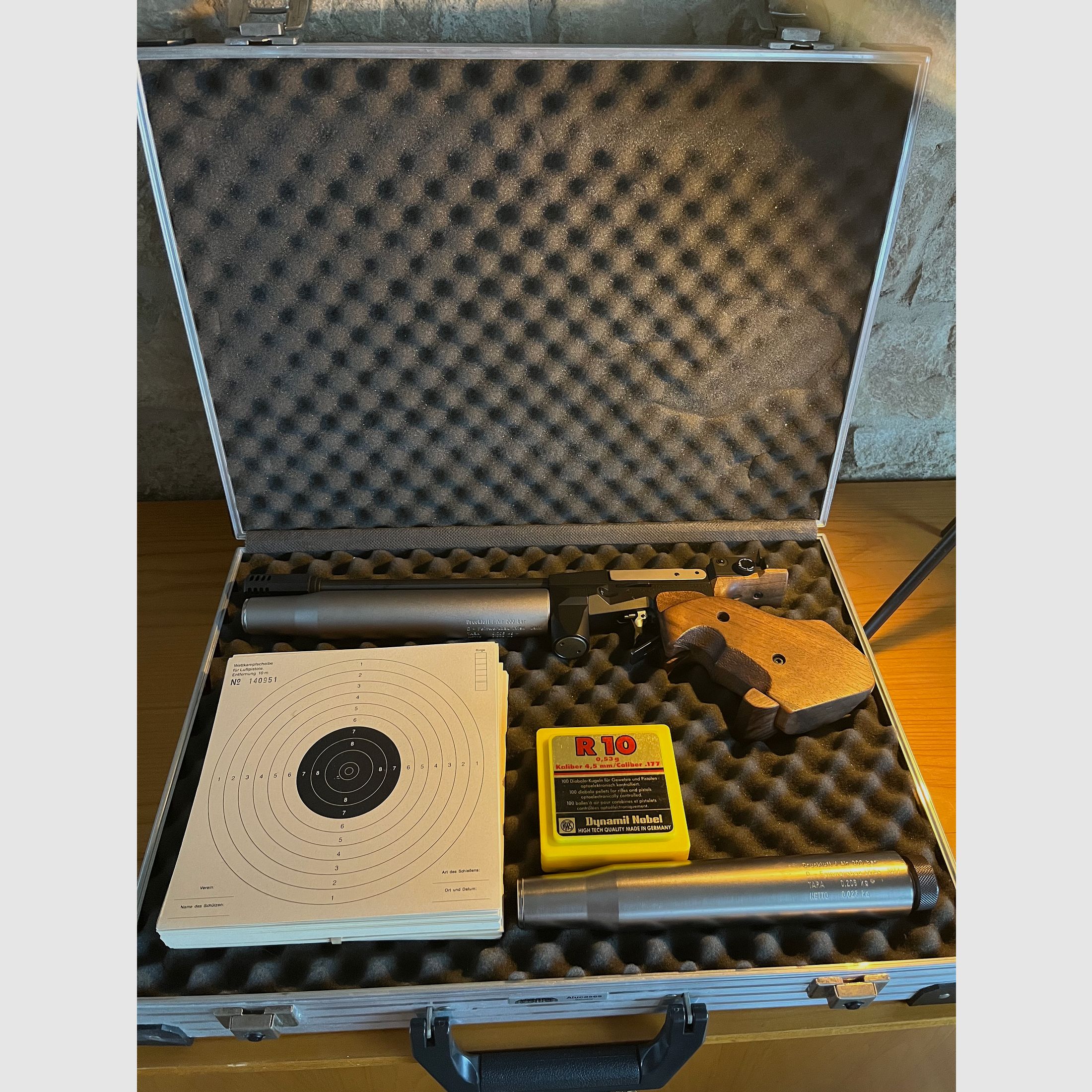 Feinwerkbau P30 pistola de aire comprimido – Estado excelente – 2 cartuchos + maletín de aluminio