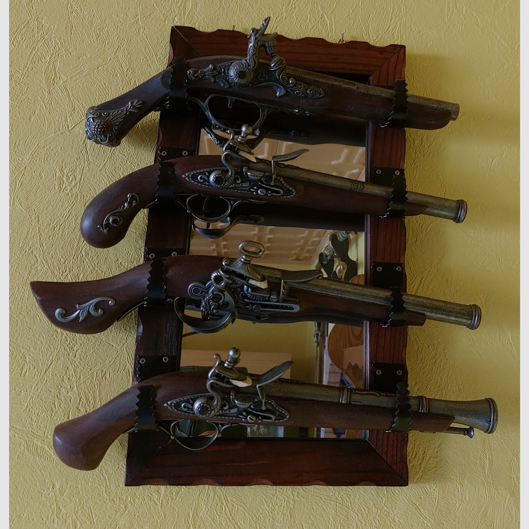 5  Deko Handfeuerwaffen auf Spiegelhalter, Engl.- Franz. Steinschloss Pistolen, Nachbau, Deko