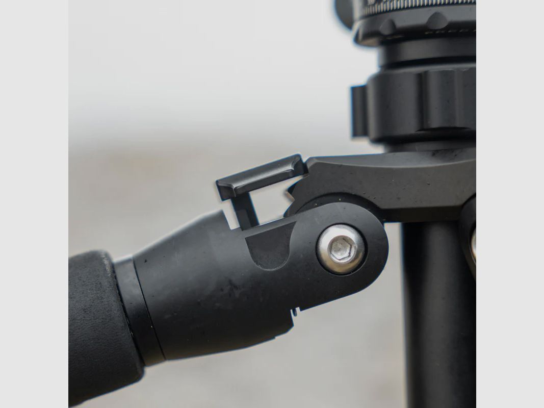 Spartan Precision Equipment Ascent Tripod™ Gen 2 Woodland mit Davros Pro Head™ und Trekkingstockgriffen