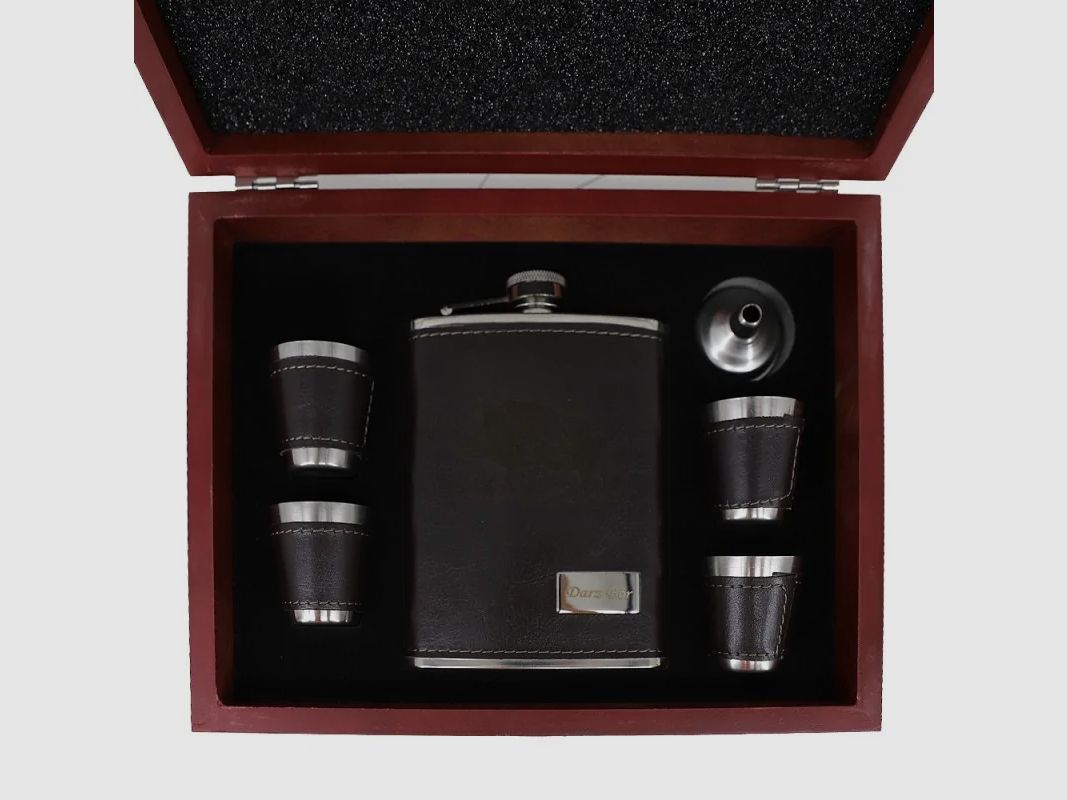 Koyan-Dunkelwild-Lederflachmann + 4 Schnapsgläser in einer hölzernen Geschenkbox, Bild 1 von 4
