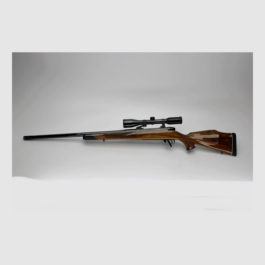 Re. Büchse Weatherby Mark V mit hochwertigem Lackschaft und Mündungsdämpfer .460WeathMag