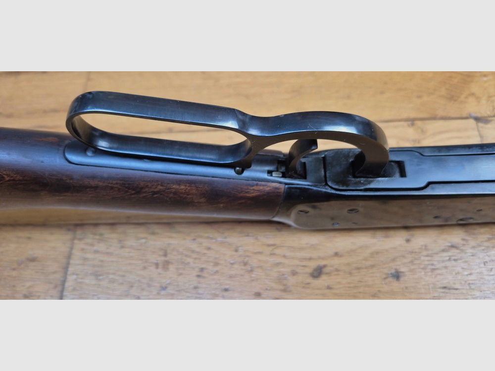 Très belle carabine Winchester modèle 1894 – Calibre 30-30 – Made in USA en 1969 – Capacité 8+1 – Beau noyer rouge – État mécanique et esthétique rare pour ses 56 ans ! – Très belle construction Made in USA – Plaque de couche acier d&rsquo;avant 1971 – TBE++, image 14 sur 40