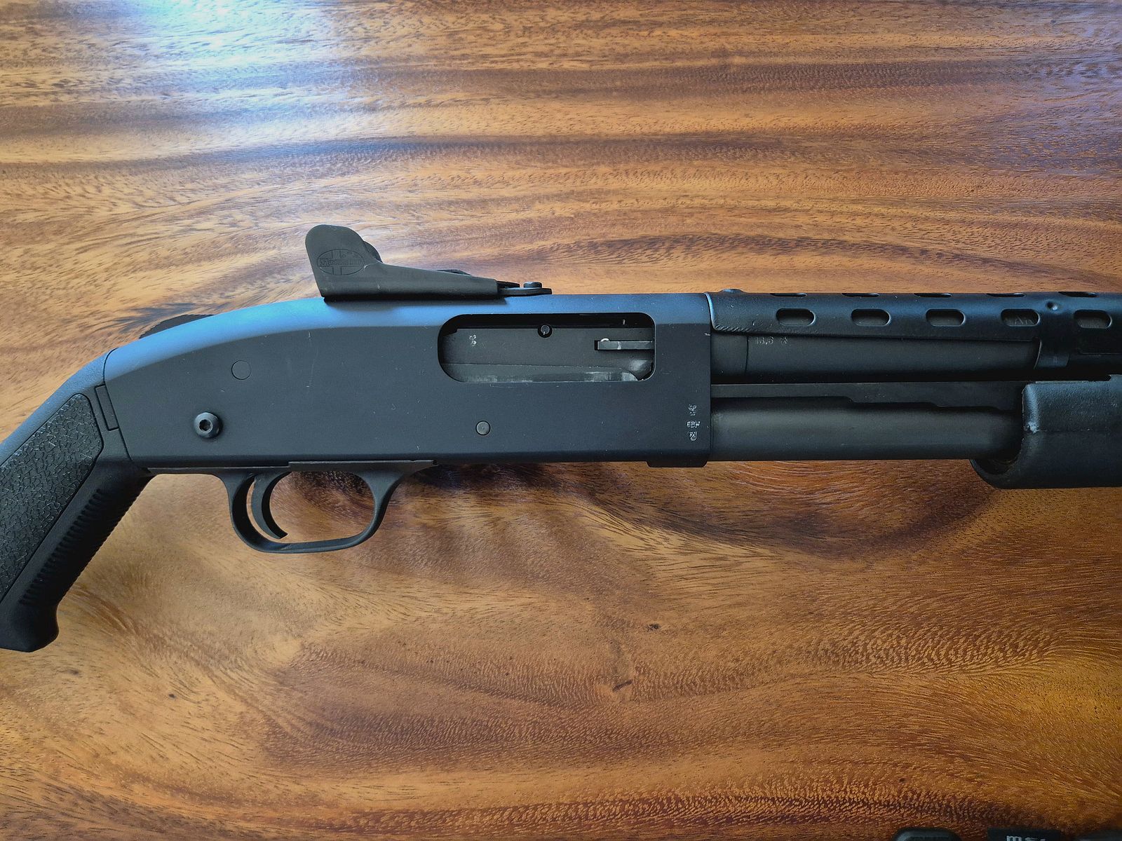 Mossberg M590A1 Ghost Ring Tactical 12/76 Mag. inkl. Magpul Schaft/Sling, Patronenhalter und Laufhitzeschild – Neu und unbenutzt