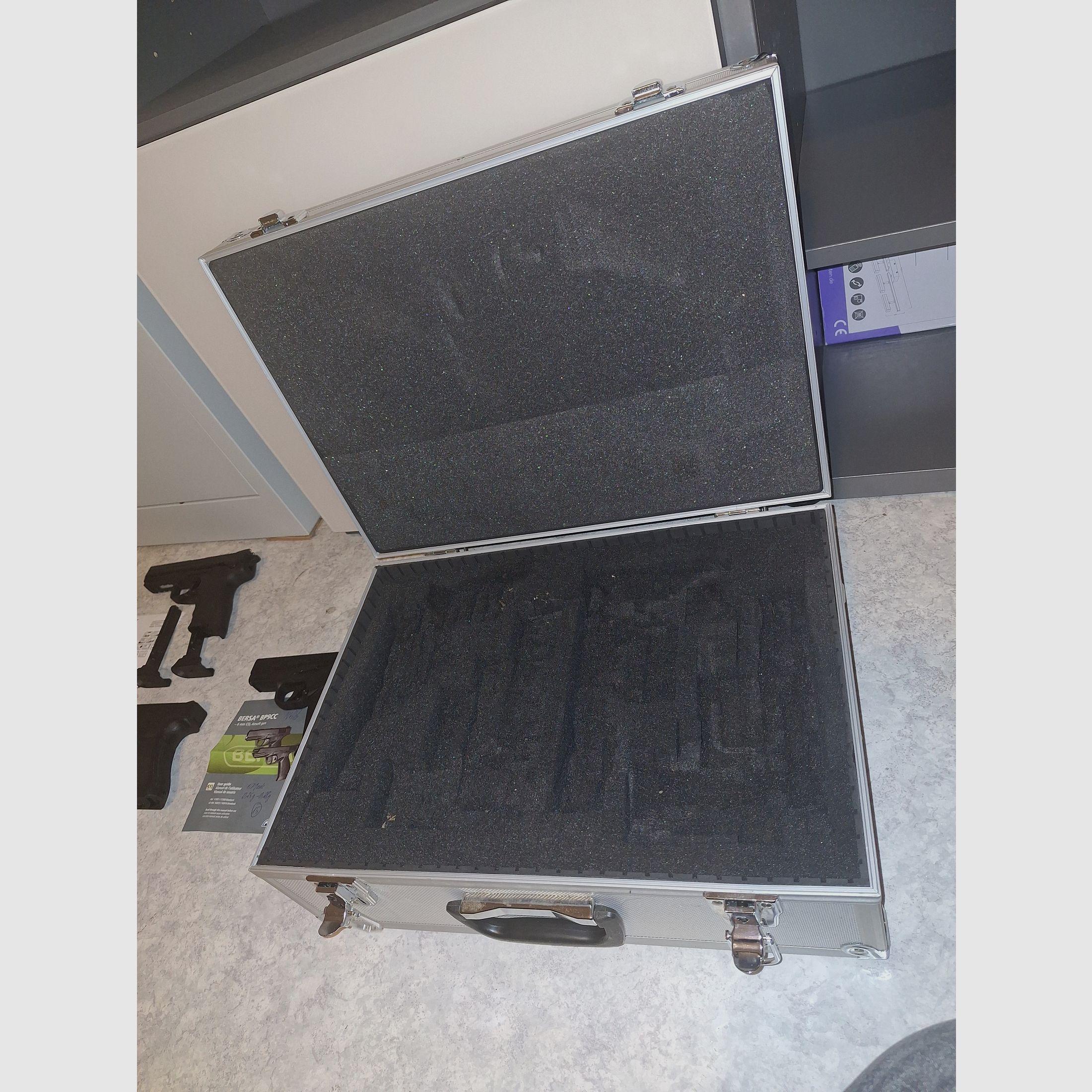 Pistolenverzameling + koffer met schuimrubberen inlegstukken (Glock, Bersa, HK 45, 24/7)