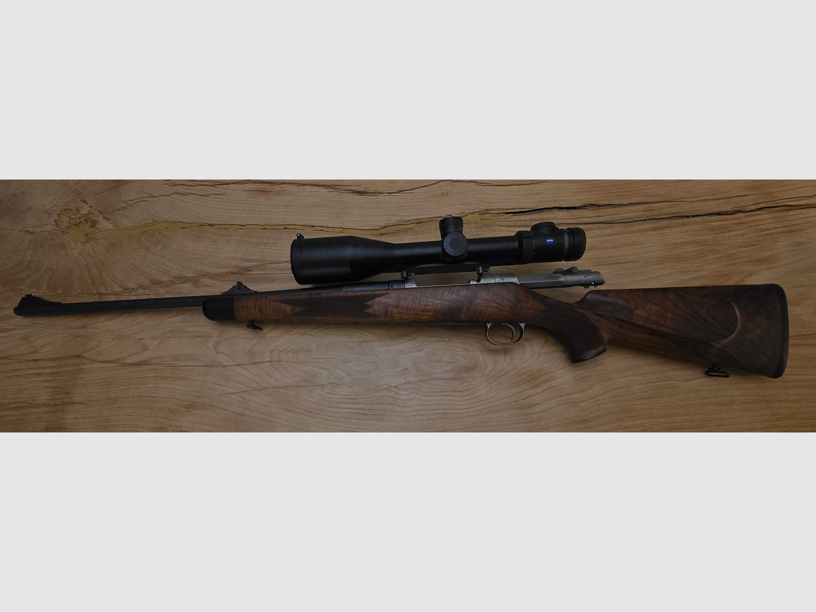 Mauser M03 Expert .223 con calcio in legno pregiato e Zeiss Victory V8 4,5-35 x 60 con regolazione rapida del reticolo (ASV), immagine 1 di 9