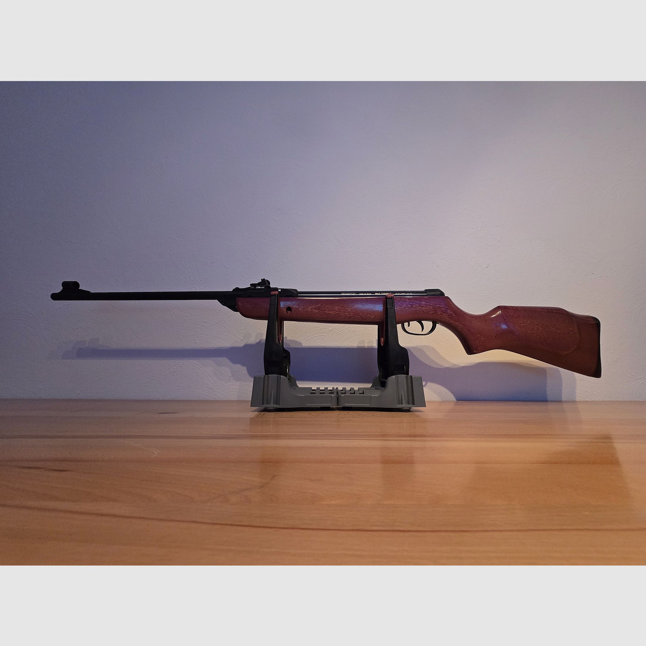 Carabina de aire comprimido GAMO MULTISHOT 8 disparos, con mira abierta en calibre 4,5 mm con 4 cargadores