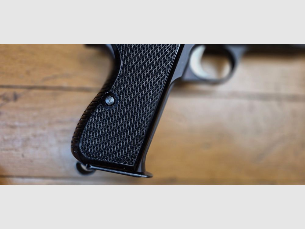 Bardzo rzadki pistolet SIG P210-5 – „Ten” P210 do zawodów! (i nie tylko do precyzji!) – Kal. 9×19 – 100% broń SIG ze Szwajcarii sprzed 1984 roku – Nowa lufa 15 cm – Przesunięta muszka Patridge i mikrometryczna szczerbina 100% stal – Broń z marca 1971 roku – Bardzo ładne oksydowanie / fosfatowanie – Spust do zawodów – Jeden z 3.294 P210-5! – Marzenie o działaniu – 2. magazynek – Stan TBE++/TBE+++!, zdjęcie 21 z 26