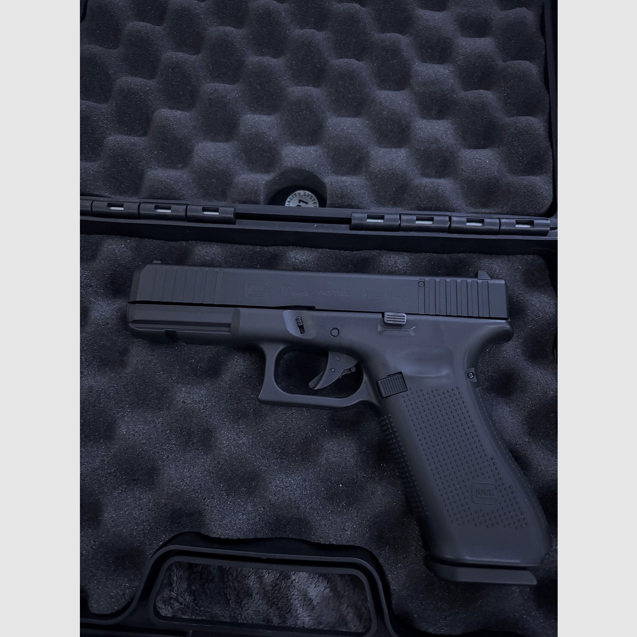 Glock 17 blank gun like new!!