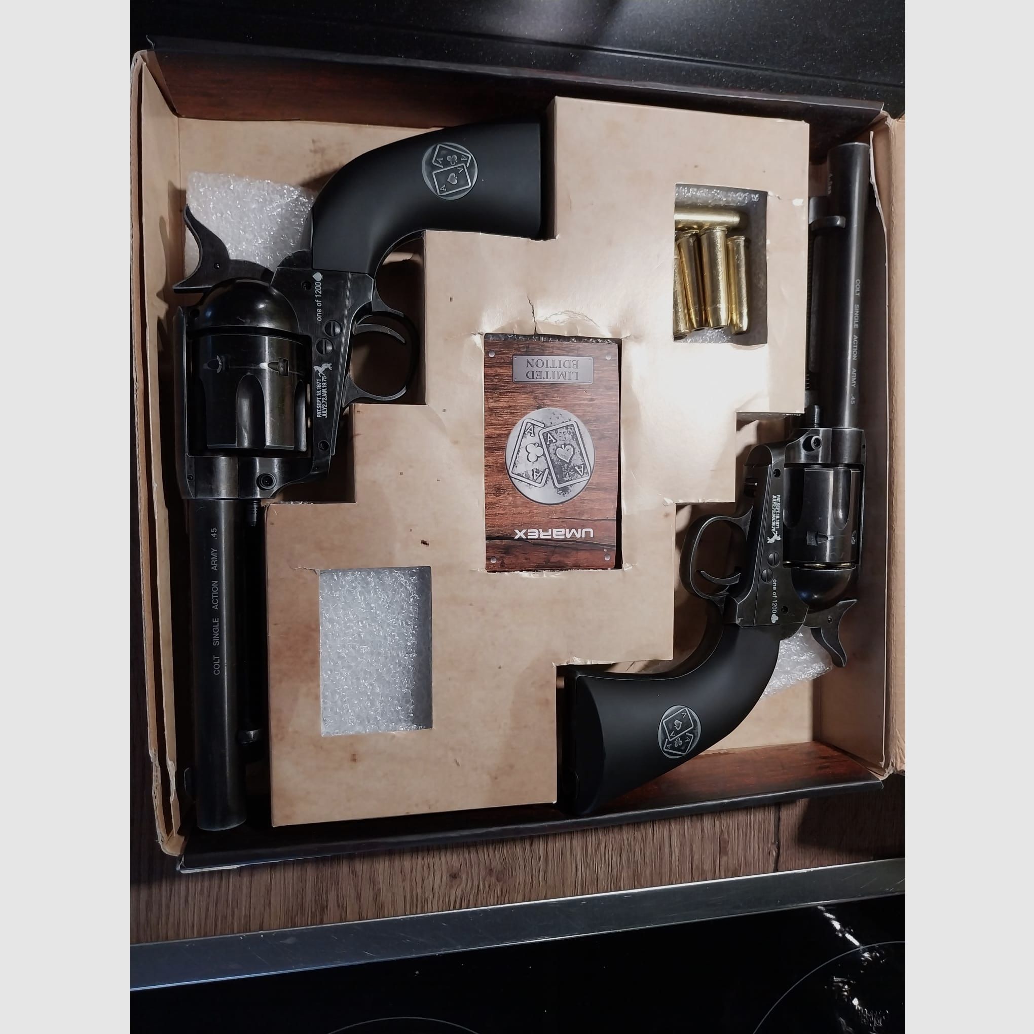 Colt Single Action Army® SAA Double Aces Duel Set - Co2-revolver kaliber 4,5 mm BB (P18) incl. 20 Co2 capsules en 1500 BB's 4,5mm