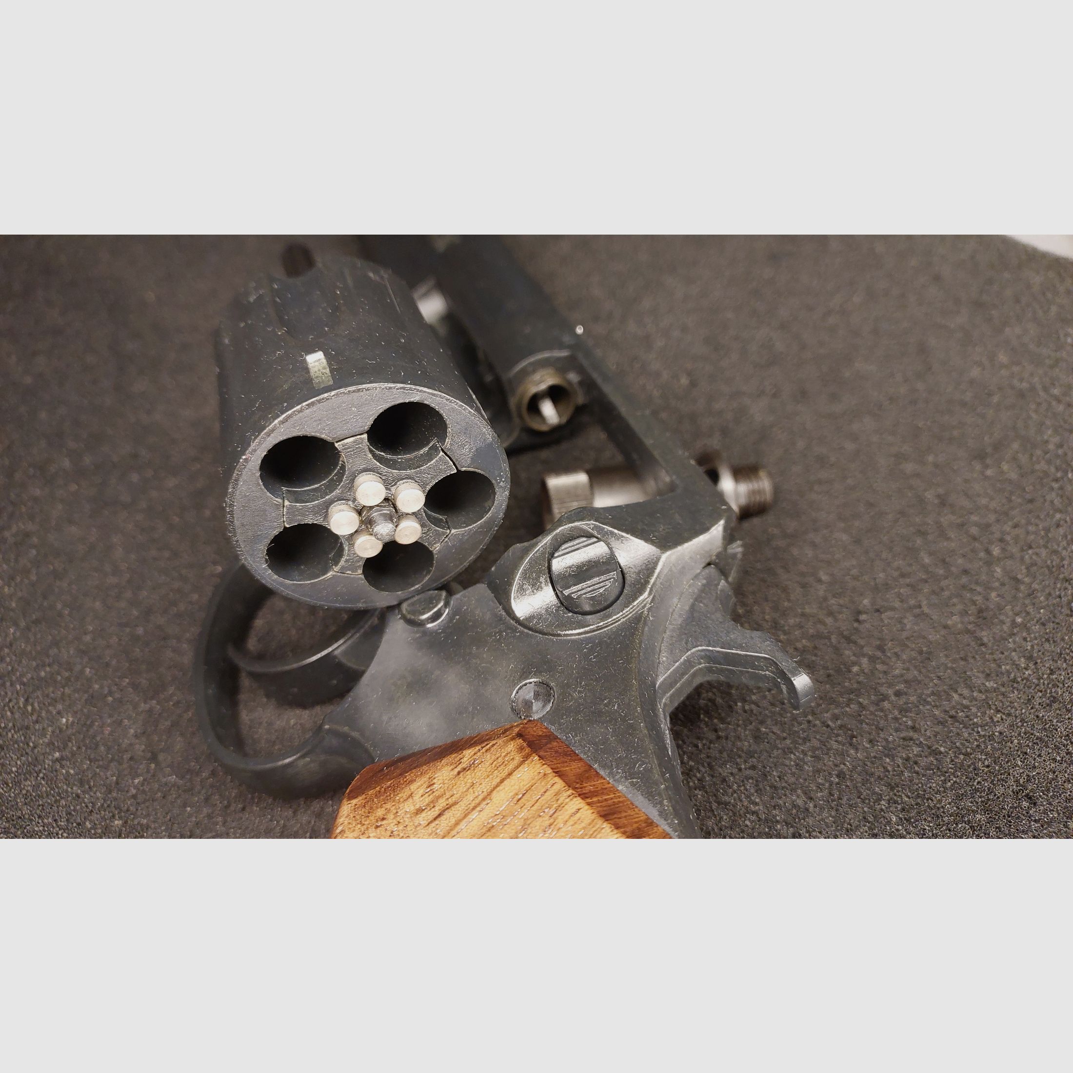 IWG Madlock revólver de detonación, cal. 9 mm R Knall (.380 Knall), PTB 721, "Hecho en Alemania" con funda de hombro de cuero