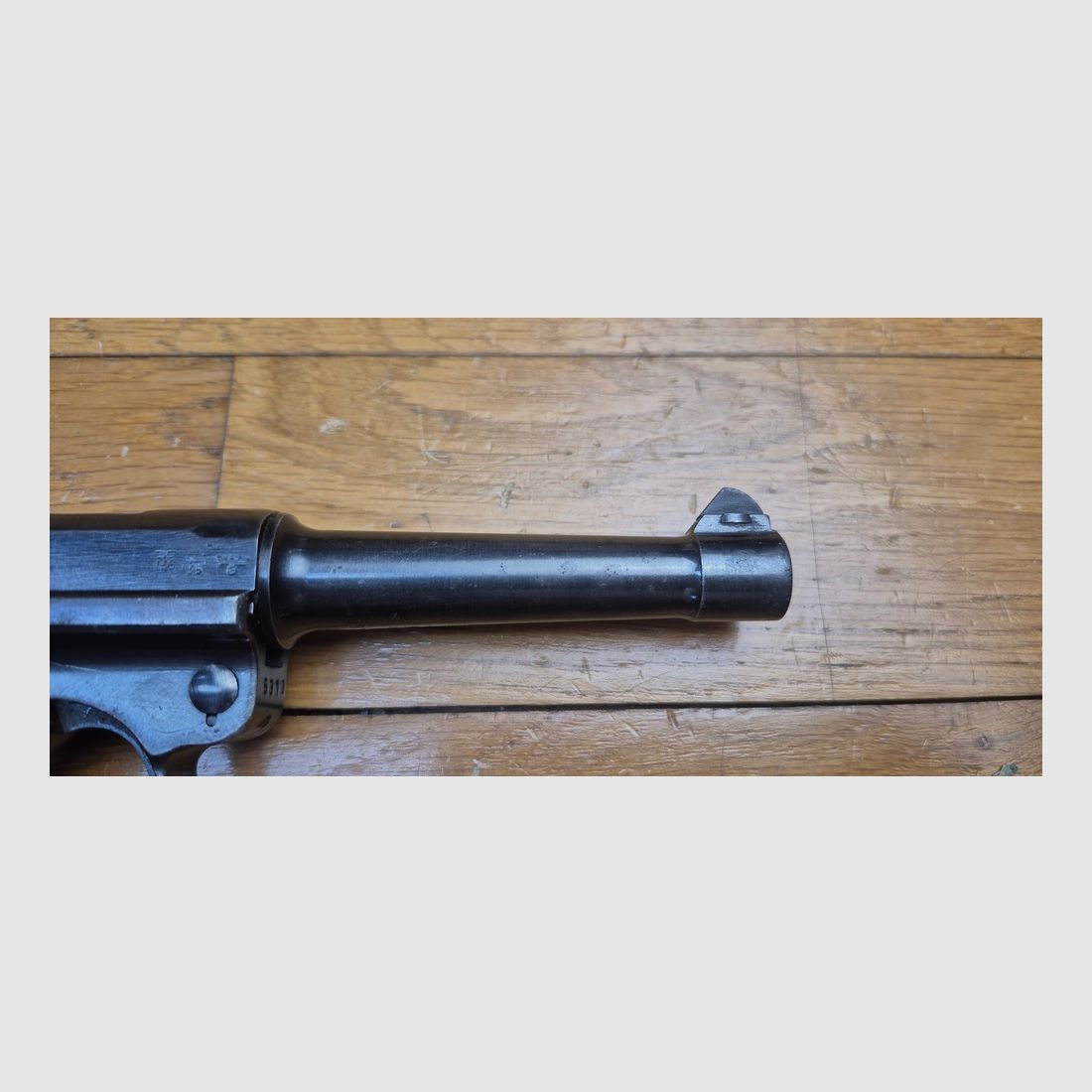 Pistolet Luger P08 – Code « BYF » pour une fabrication Mauser de 1942 – Arme 100% mono-matricule renumérotée – Re bronzée et code 42 re gravé – Bon état mécanique et superbe canon – Rééprouvé à Ulm en 1976 – Chargeur moderne – BE+/TBE-, image 24 sur 24