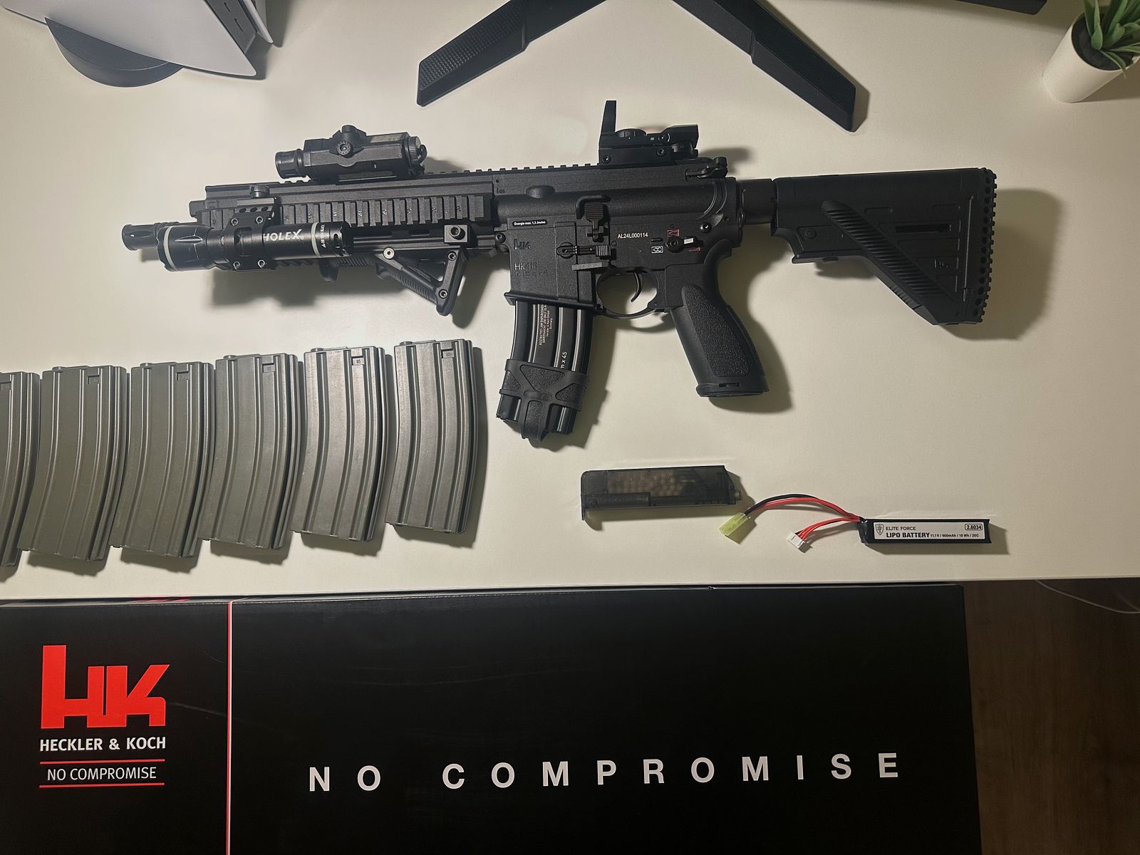 HK 416 Airsoft S-AEG / Very much accessories / 1.3 Joules / 1A condition / With warranty, original packaging and invoice / Ready to play