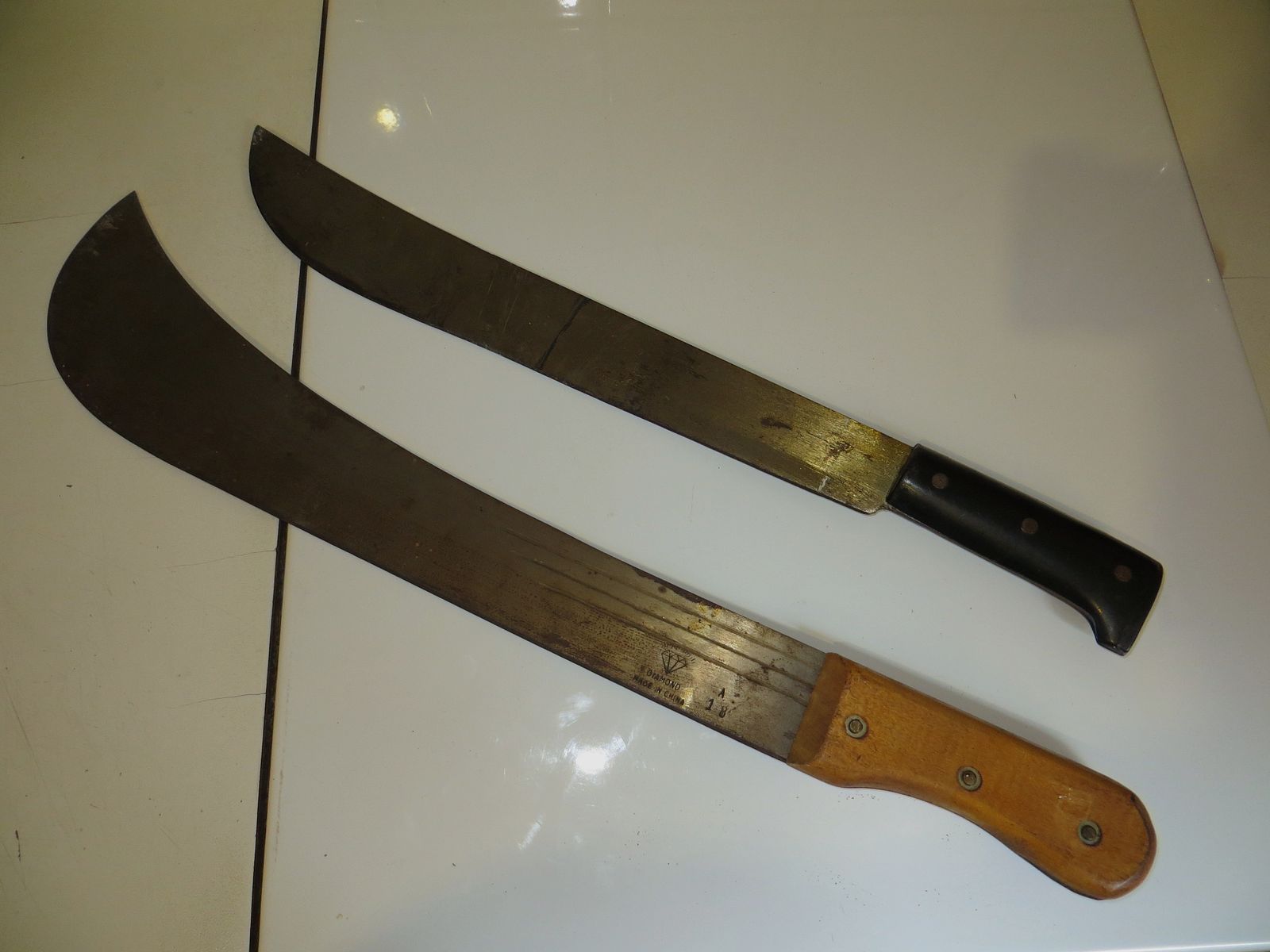 Due grandi machete antiche da un'eredità