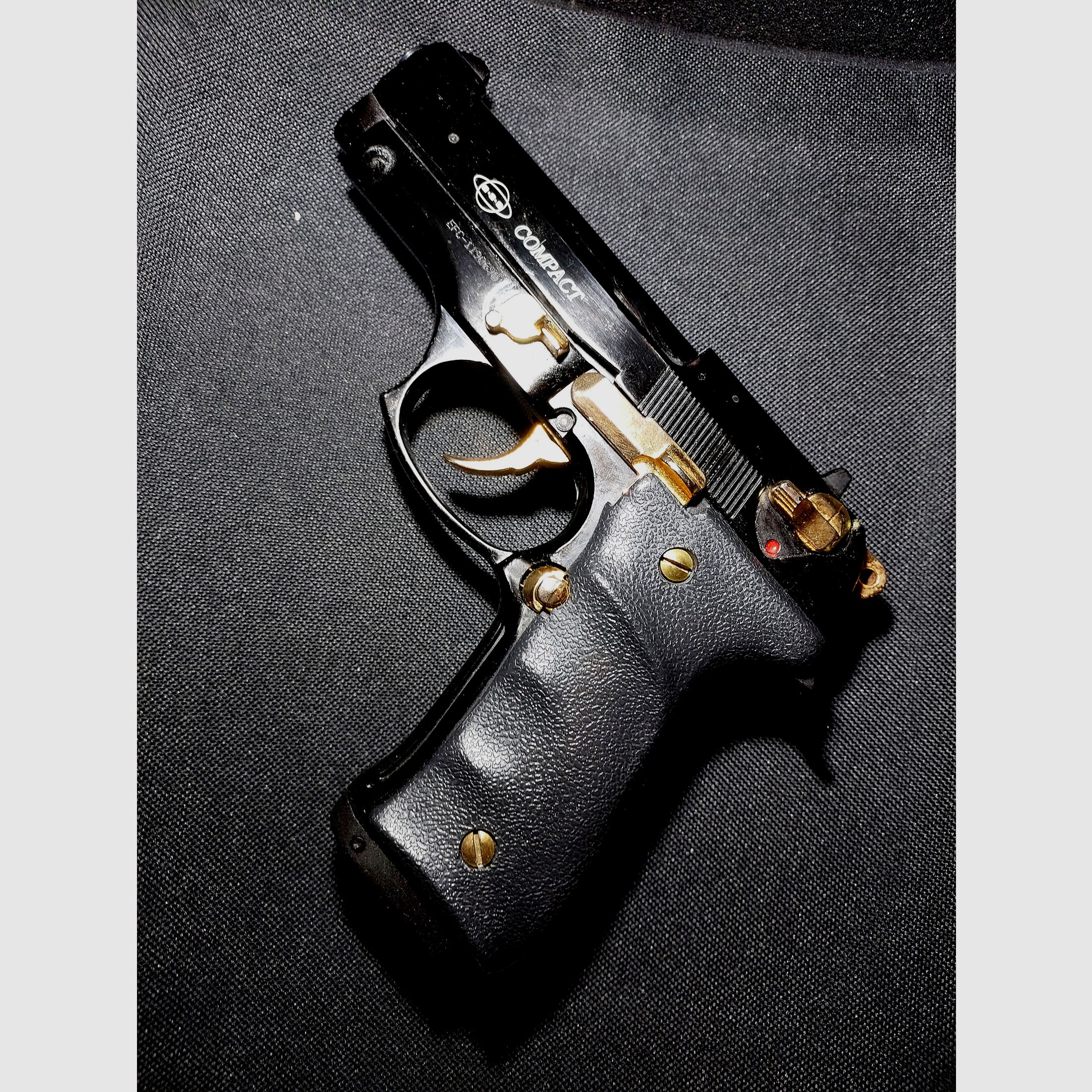Pistola a gas Ekol Firat Compact in nero e oro, calibro 9mm P.A.K. (PTB 929)